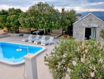 mit Terrasse und Pool in herrlicher Naturlandschaft