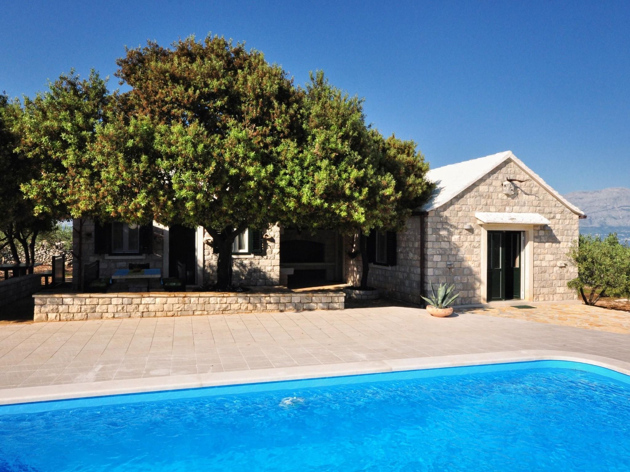 Mit Terrasse und Pool in herrlicher Naturlandschaft-Dehors