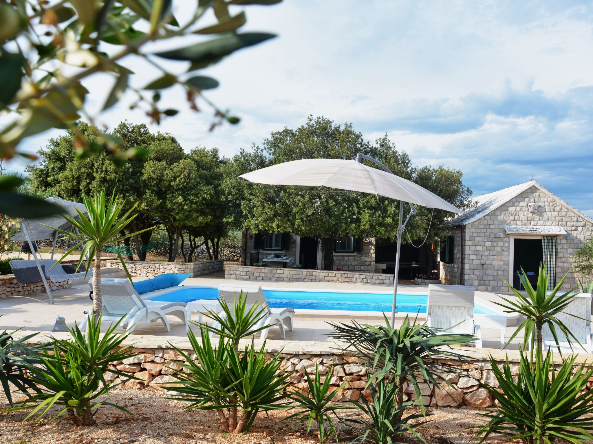 Mit Terrasse und Pool in herrlicher Naturlandschaft-Dehors