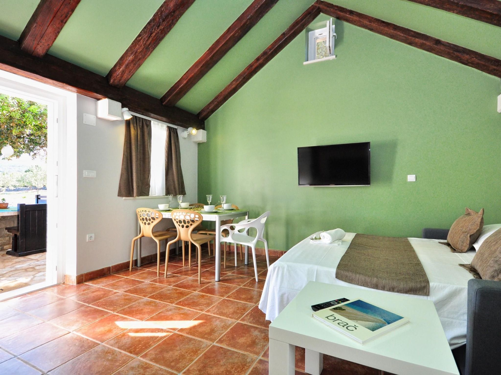 Mit Terrasse und Pool in herrlicher Naturlandschaft-Dedans