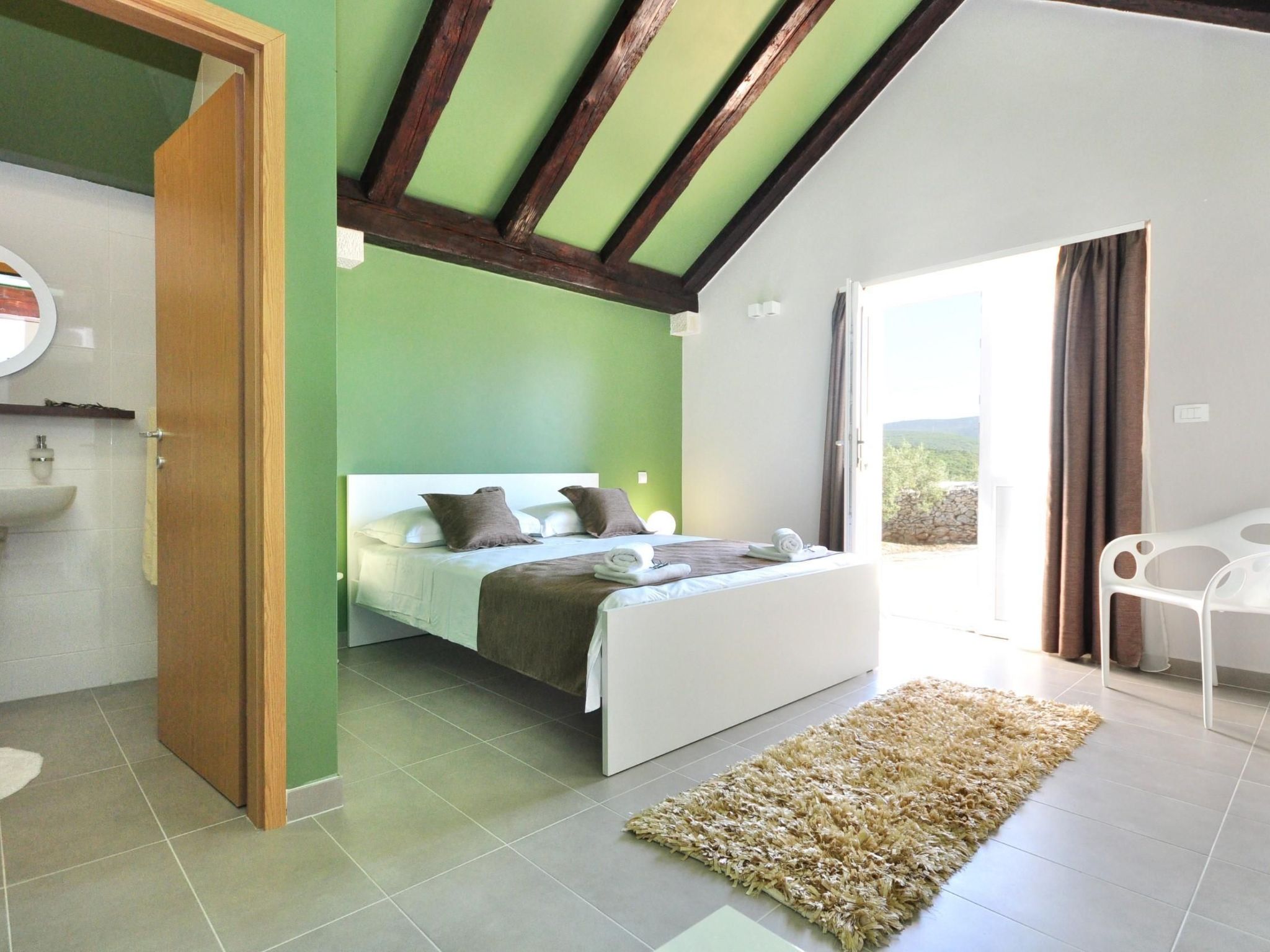 Mit Terrasse und Pool in herrlicher Naturlandschaft-Dedans