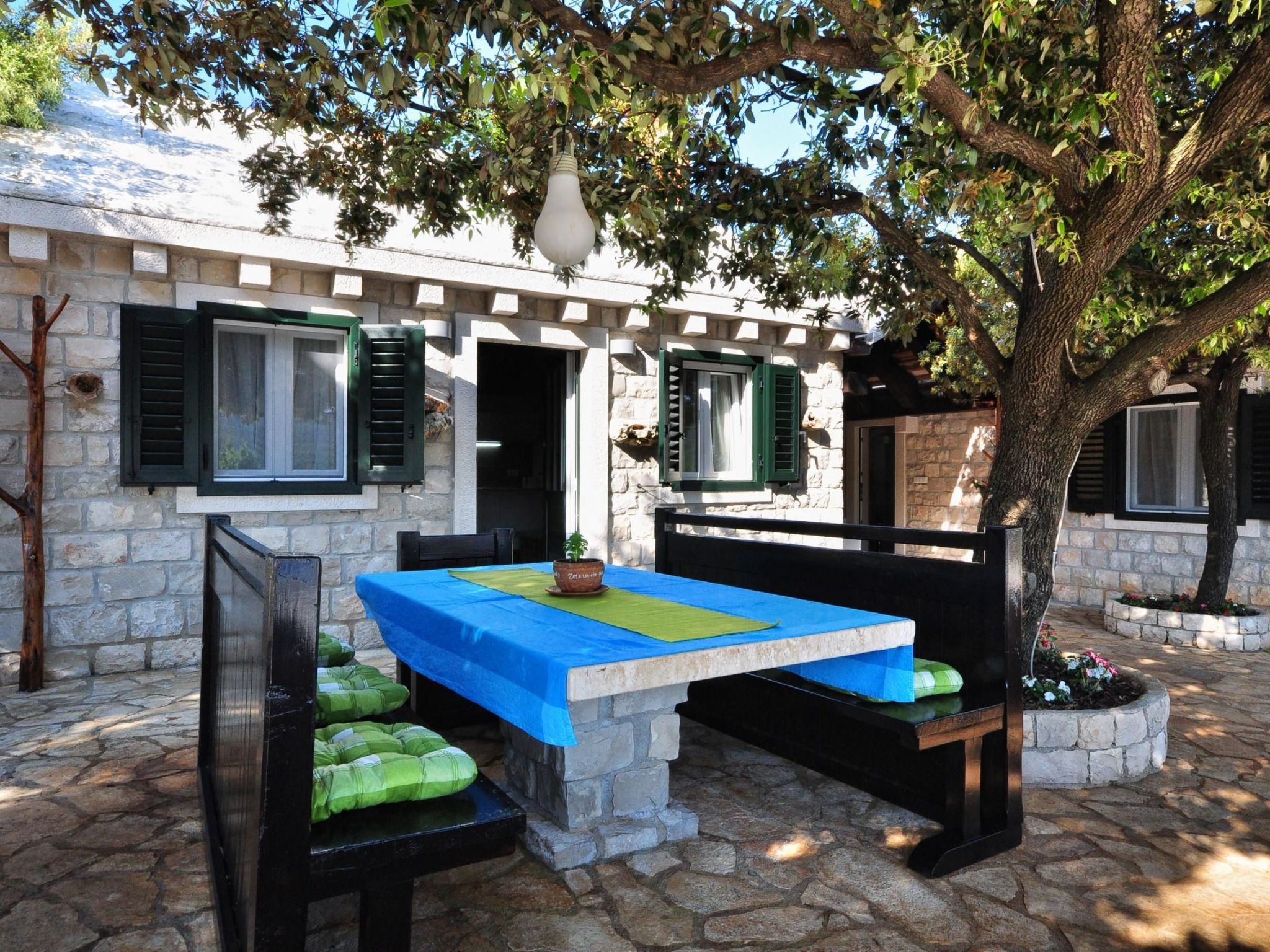 Mit Terrasse und Pool in herrlicher Naturlandschaft-Dehors