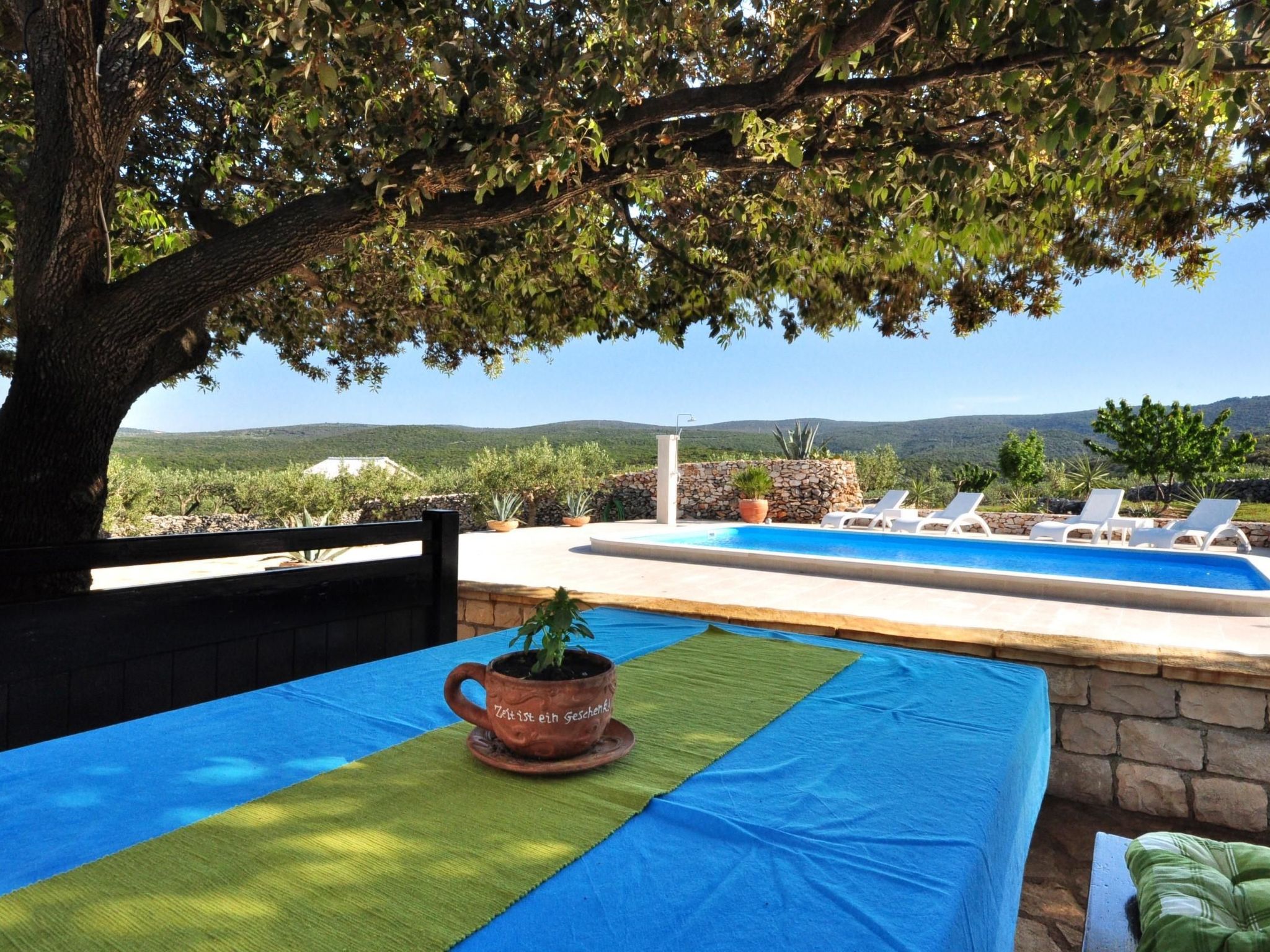 Mit Terrasse und Pool in herrlicher Naturlandschaft-Dehors