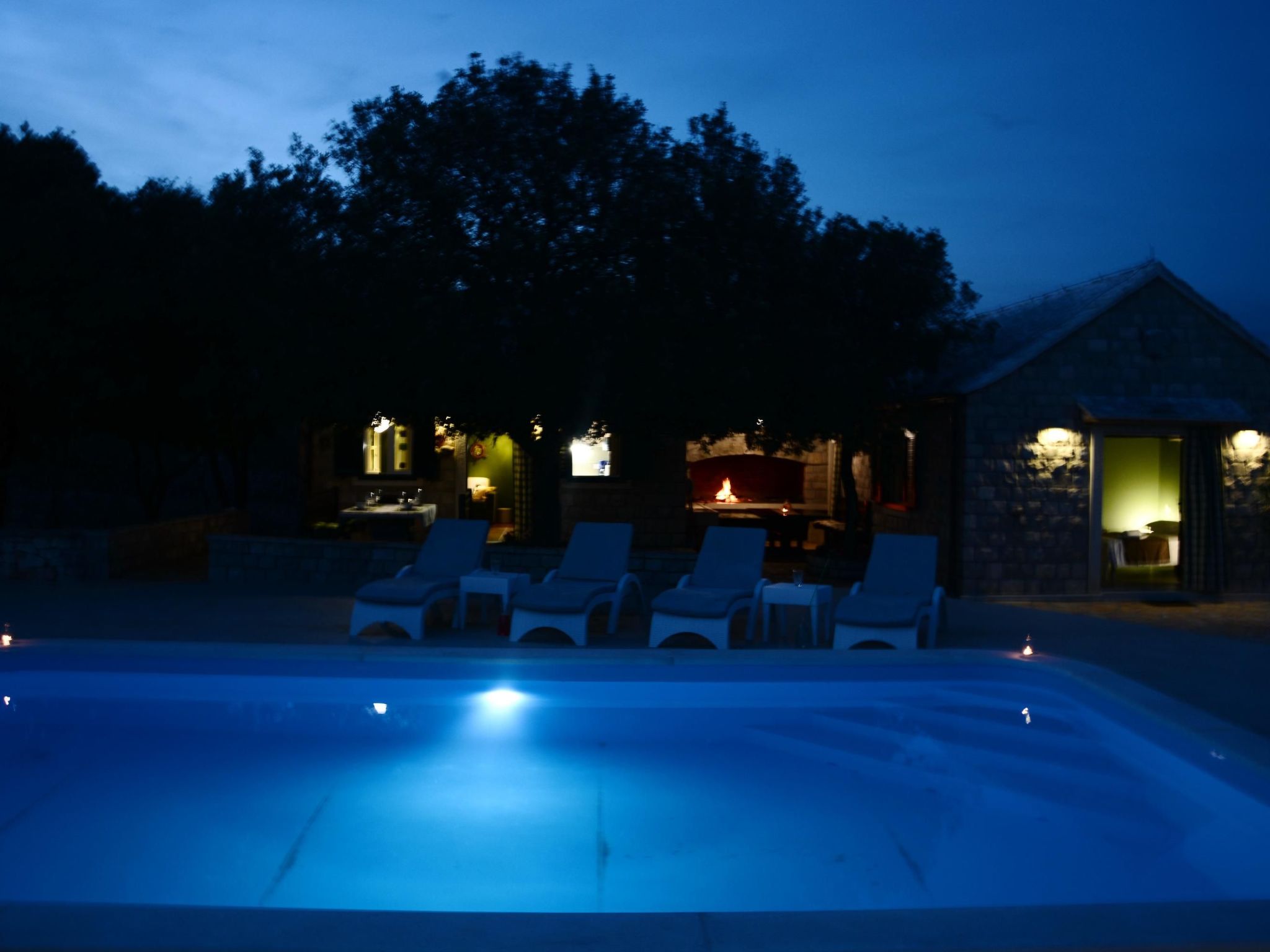 Mit Terrasse und Pool in herrlicher Naturlandschaft-Dehors