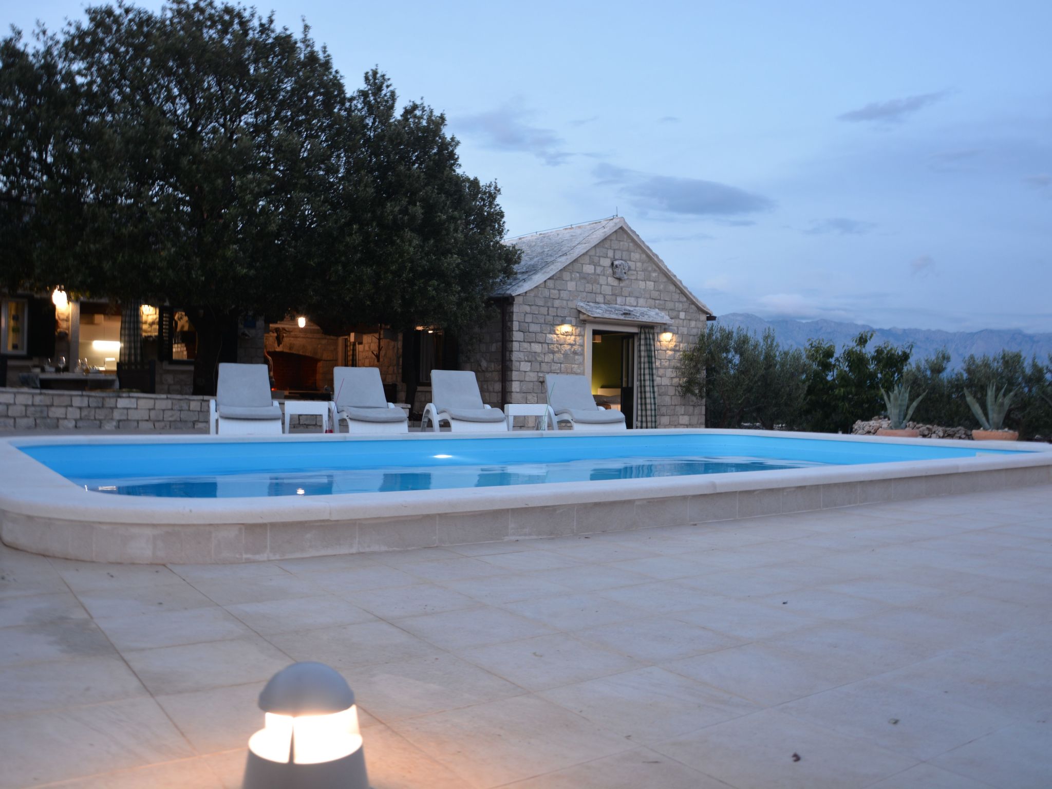 Mit Terrasse und Pool in herrlicher Naturlandschaft-Image-tags.info