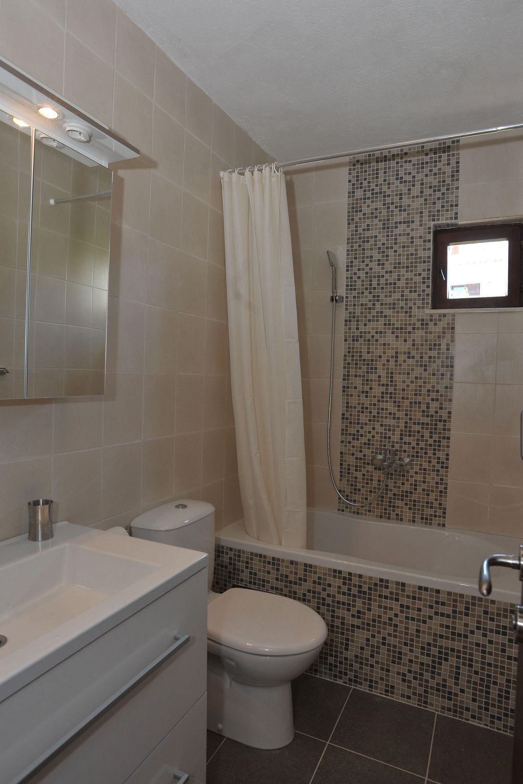 "Sofija" mit Whirlpool-Image-tags.info