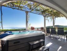 Vrijstaande villa met panoramisch zwembad en jacuzzi, 3 km van strand - thumbnail 1