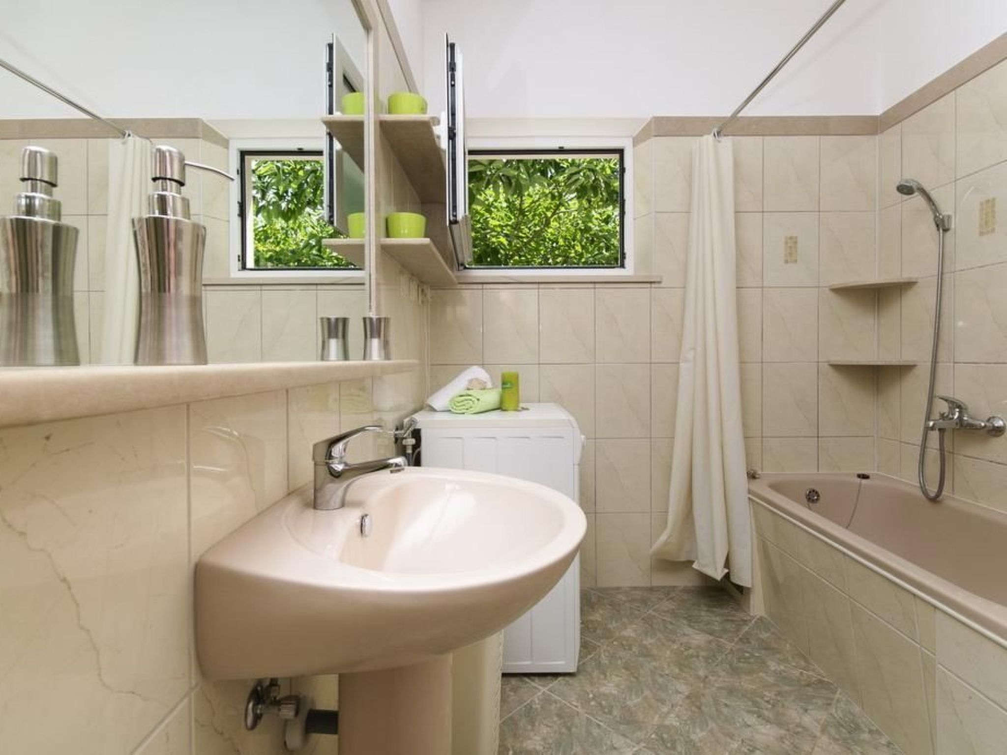 Ferienvilla "Lucian" mit Blick auf das Wasser-Drinnen