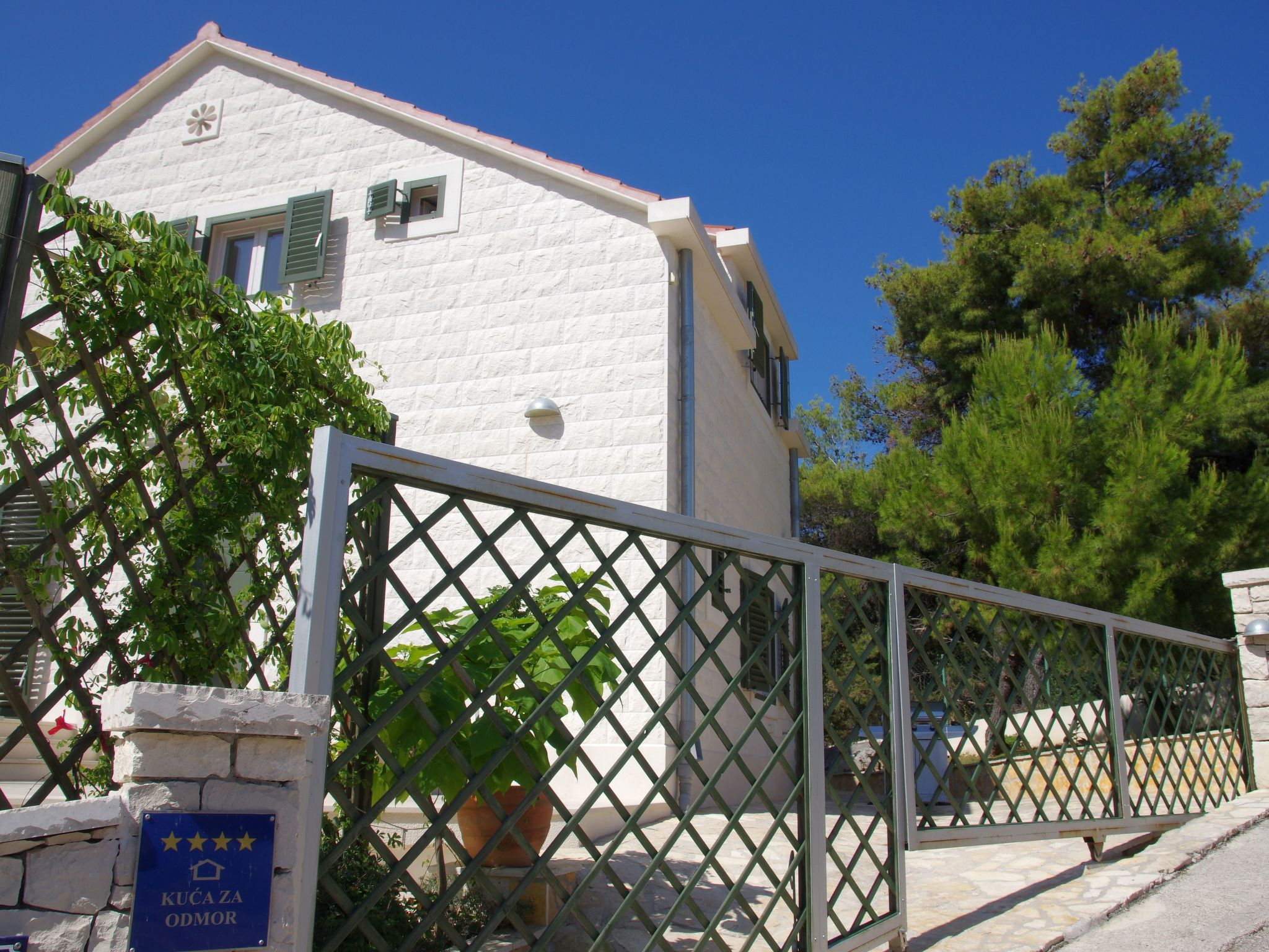 Schönes Ferienhaus mit privatem Pool-Binnen