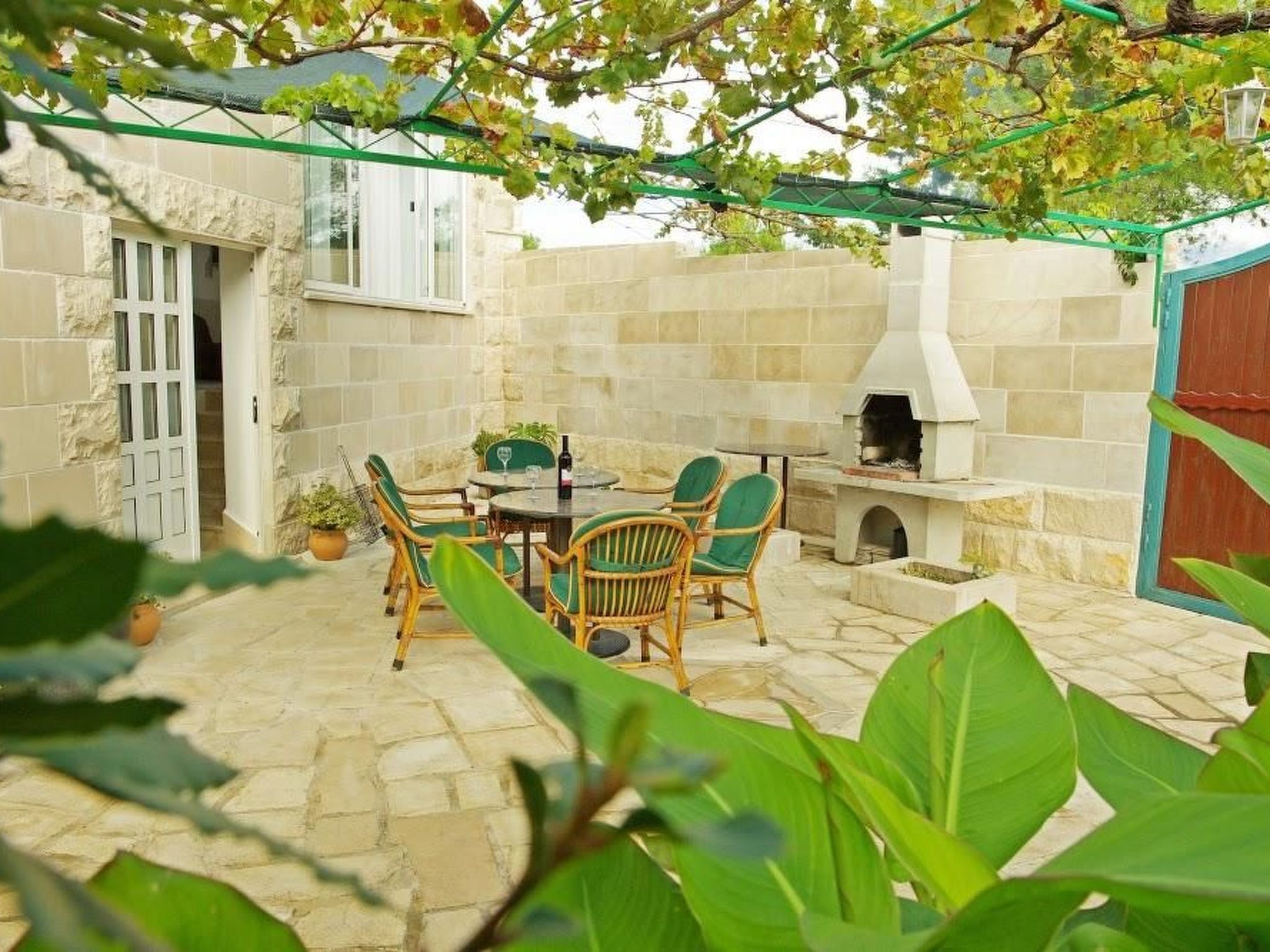 Unabhaengige Ferienwohnung in Sumartin mit Grill-Drinnen