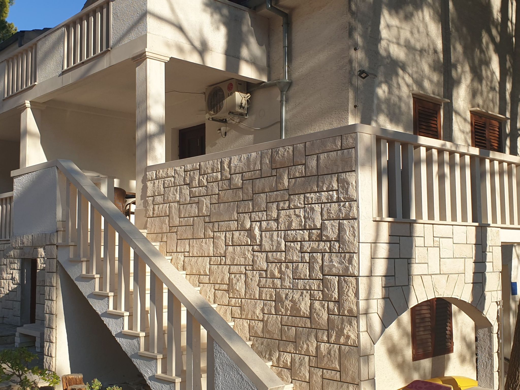 Wohnung in Sveta Nedilja mit privatem Parkplatz