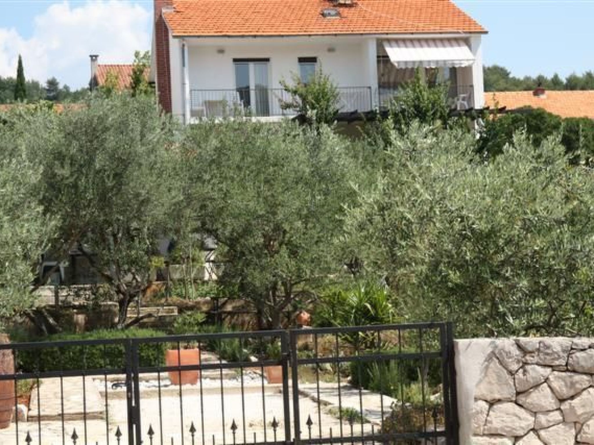 Tihana mit mediterranem Garten-Drinnen