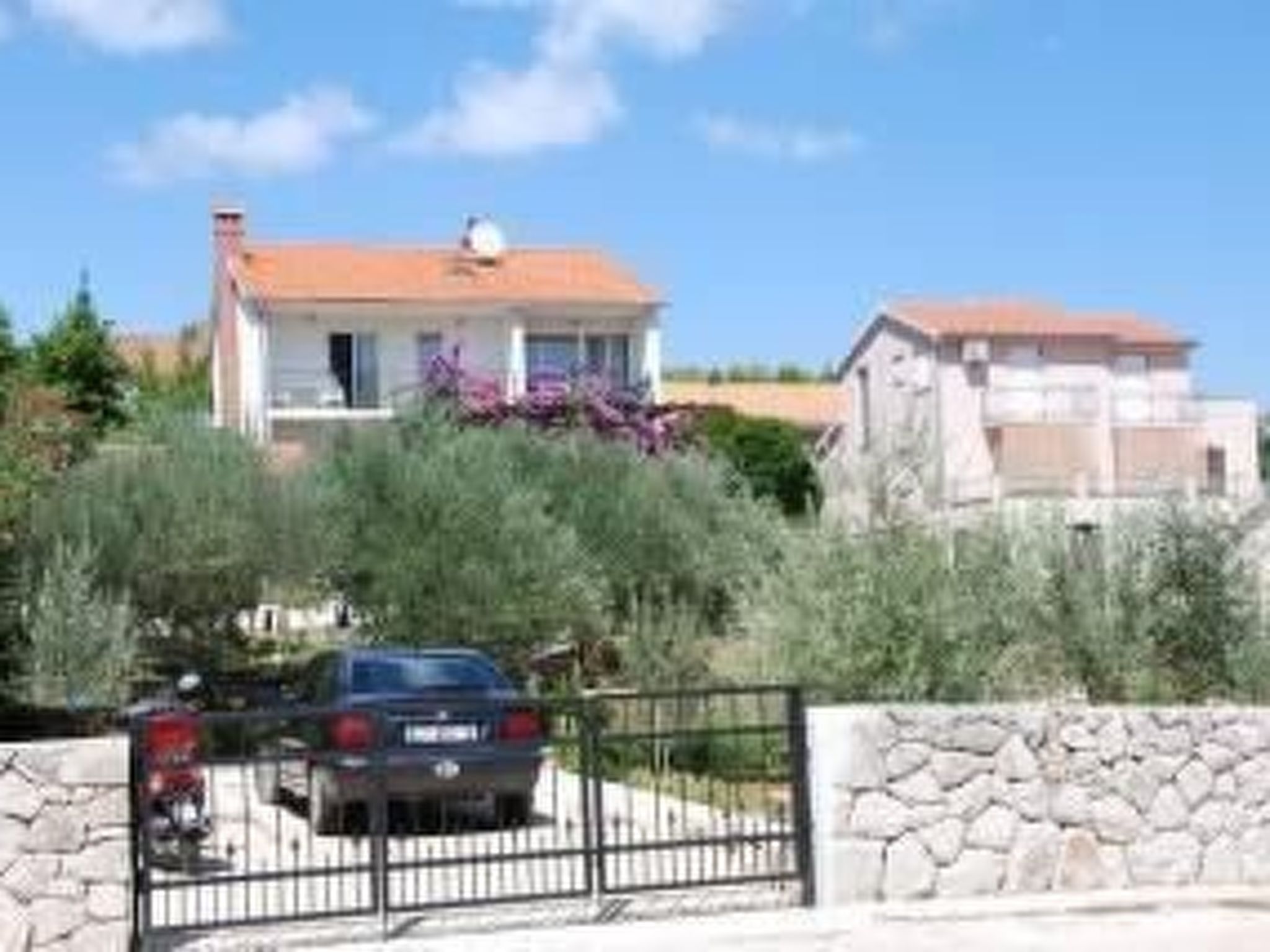 Tihana mit mediterranem Garten-Drinnen