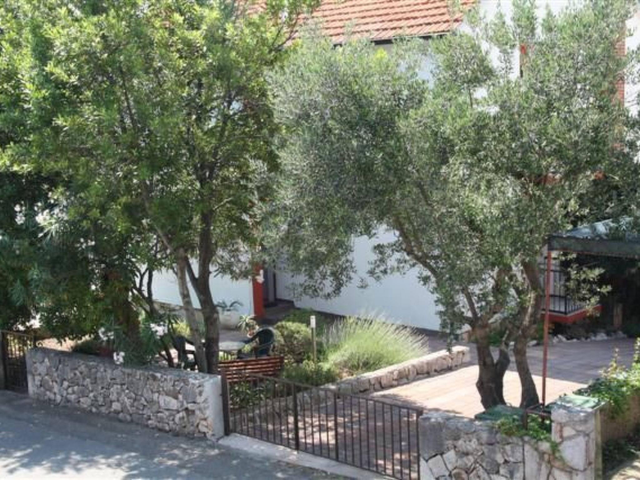 Tihana mit mediterranem Garten-Drinnen