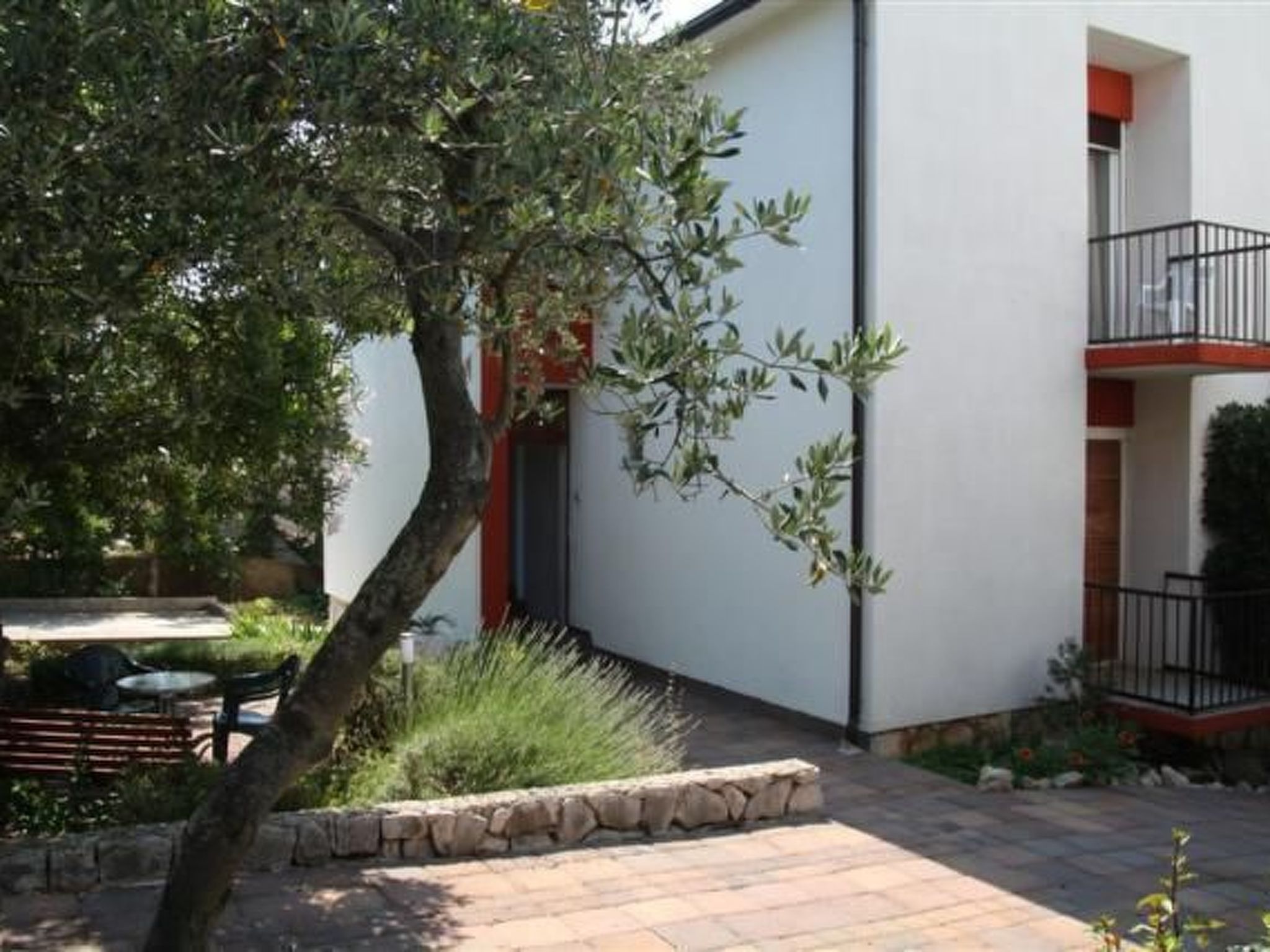 Tihana mit mediterranem Garten-Drinnen