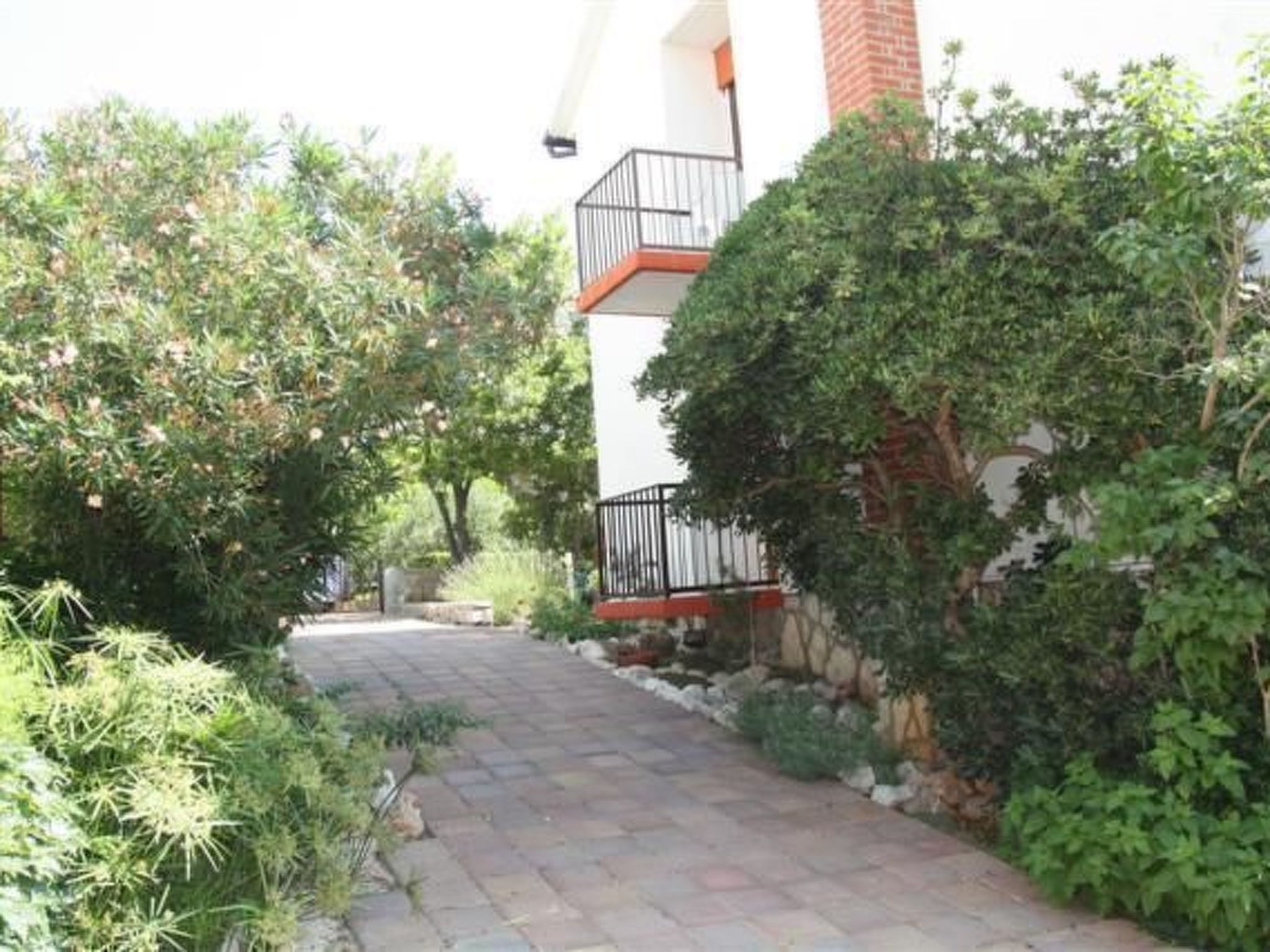 Tihana mit mediterranem Garten-Drinnen