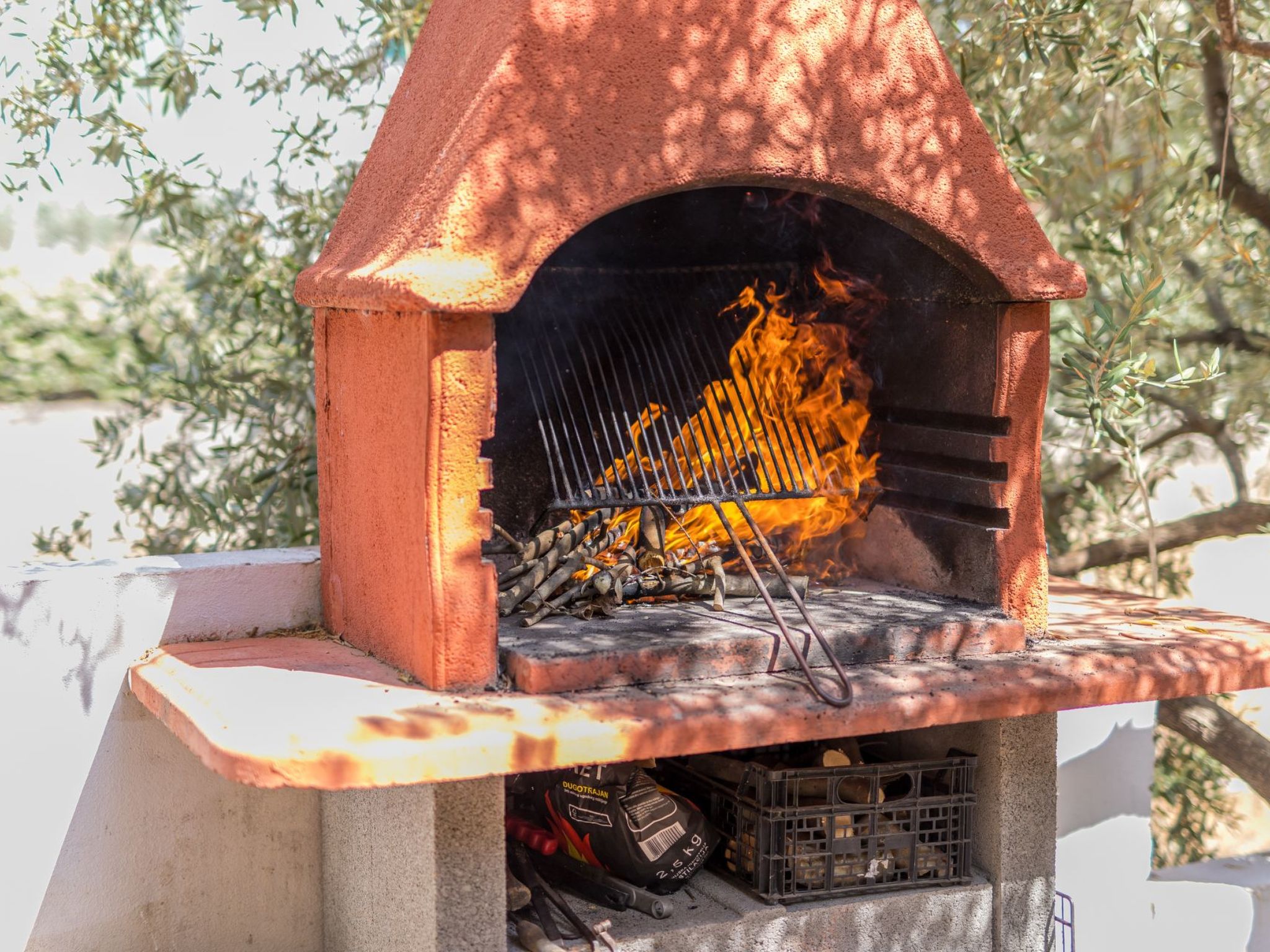 Tihana mit mediterranem Garten-Drinnen