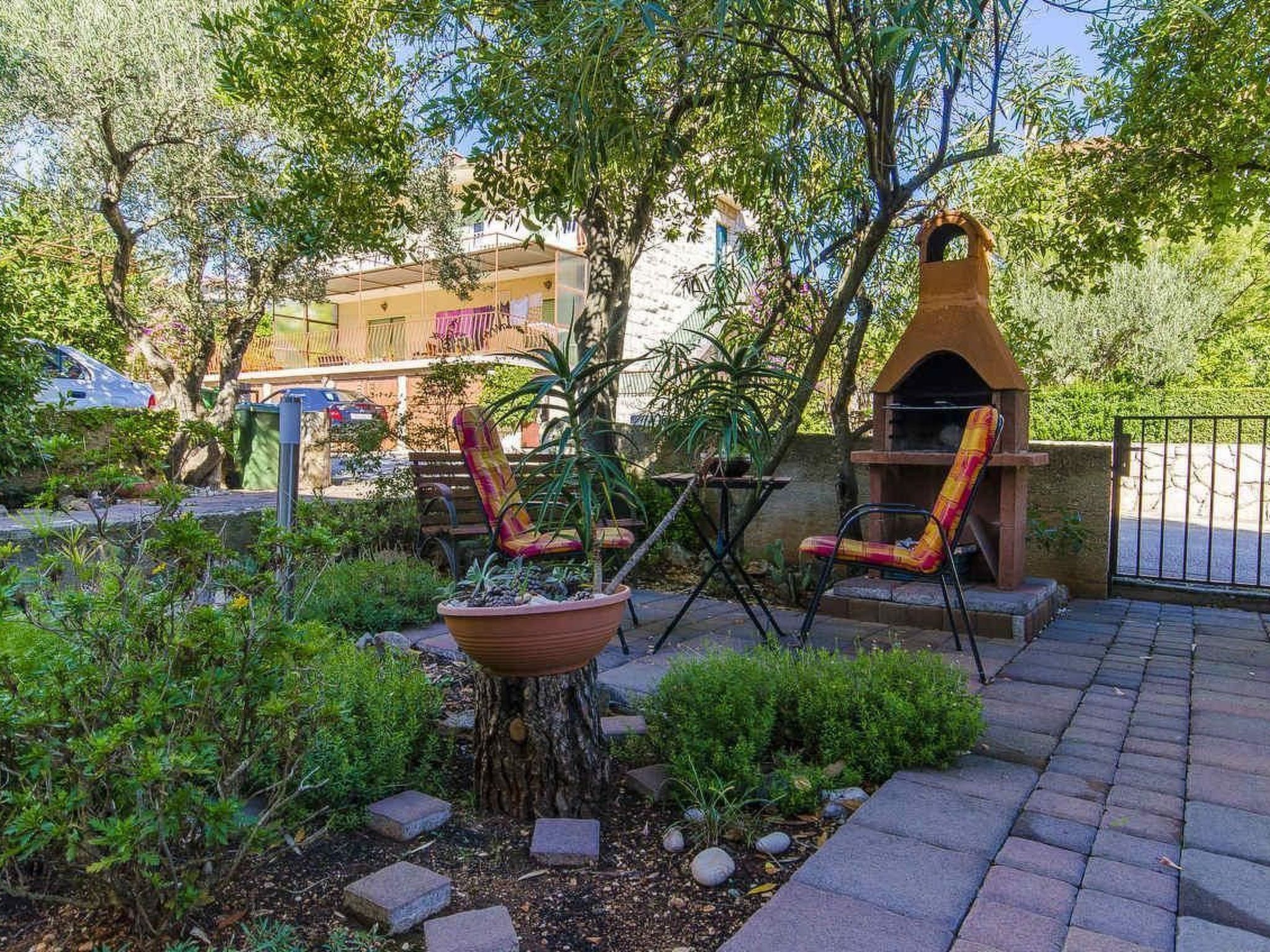 Tihana mit mediterranem Garten-Drinnen