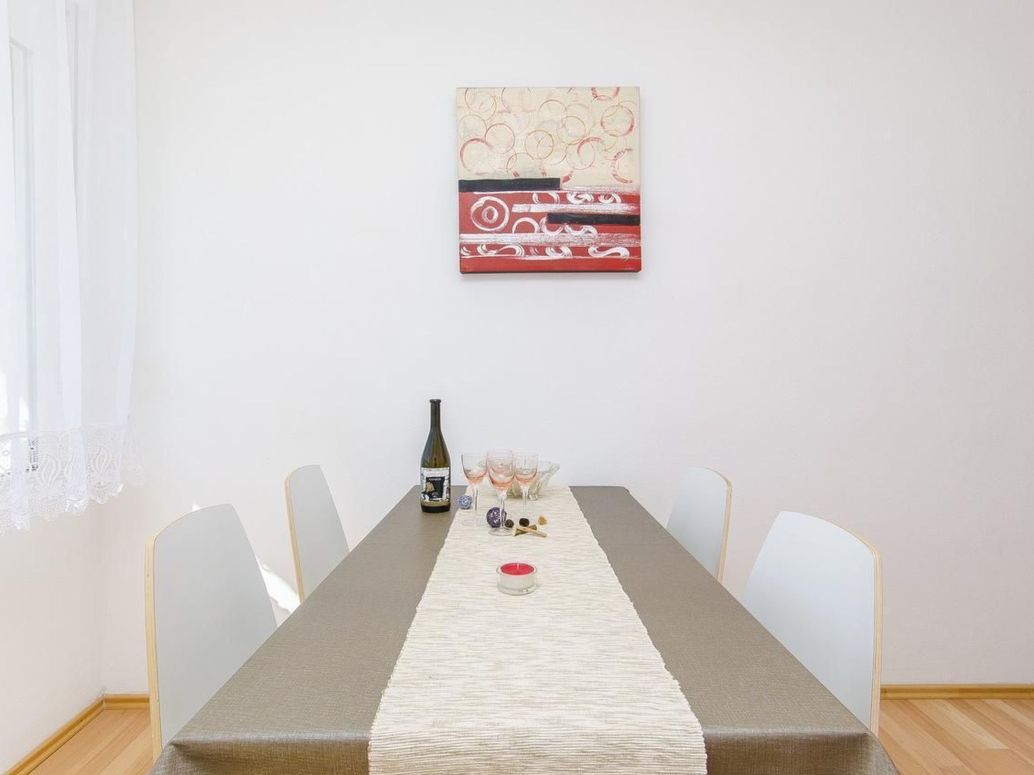 Tihana mit mediterranem Garten-Drinnen