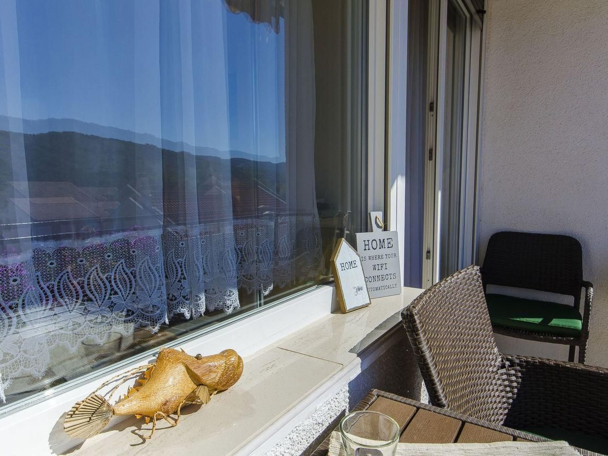 Tihana mit mediterranem Garten-Drinnen