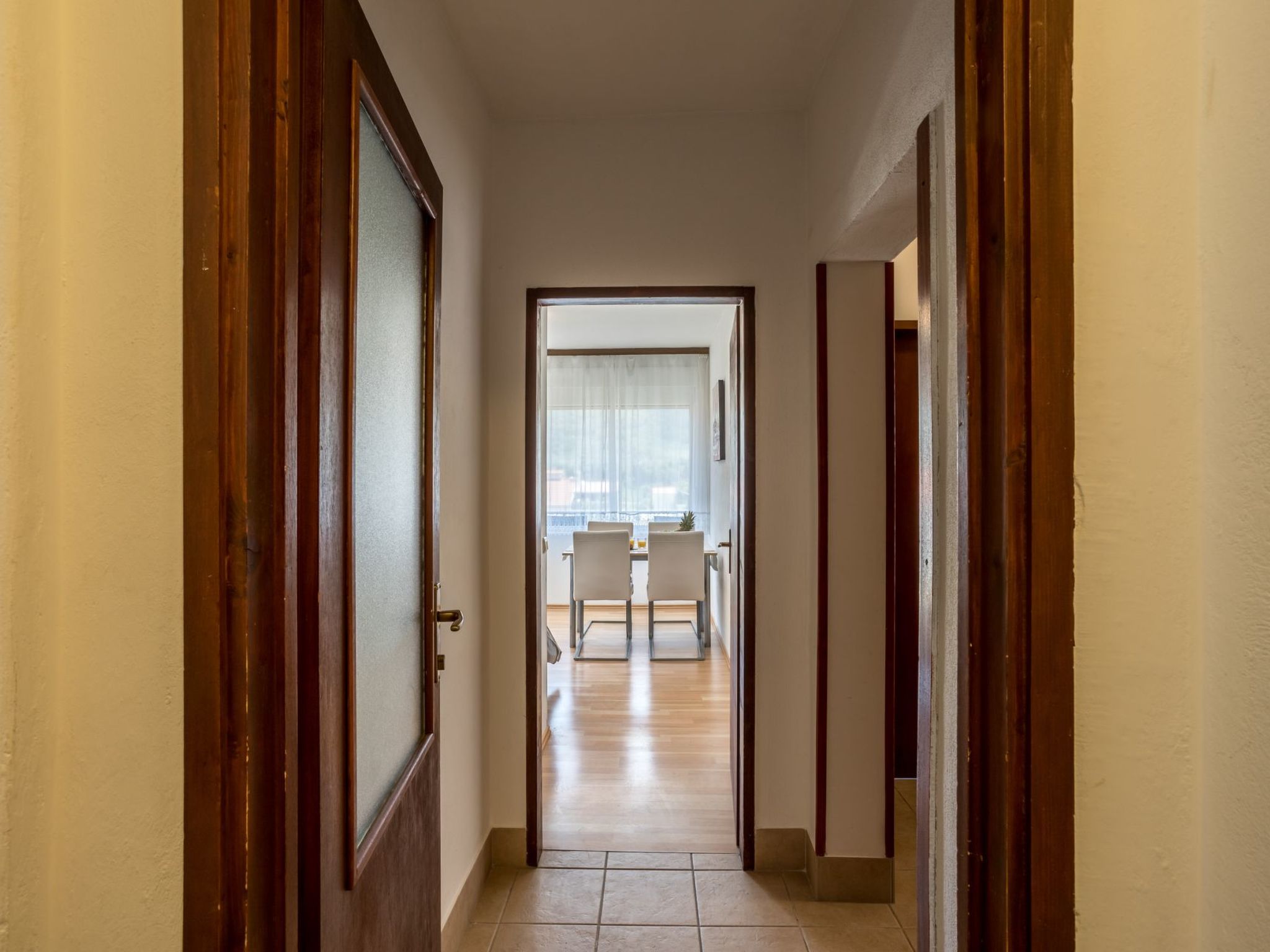 Tihana mit mediterranem Garten-Drinnen