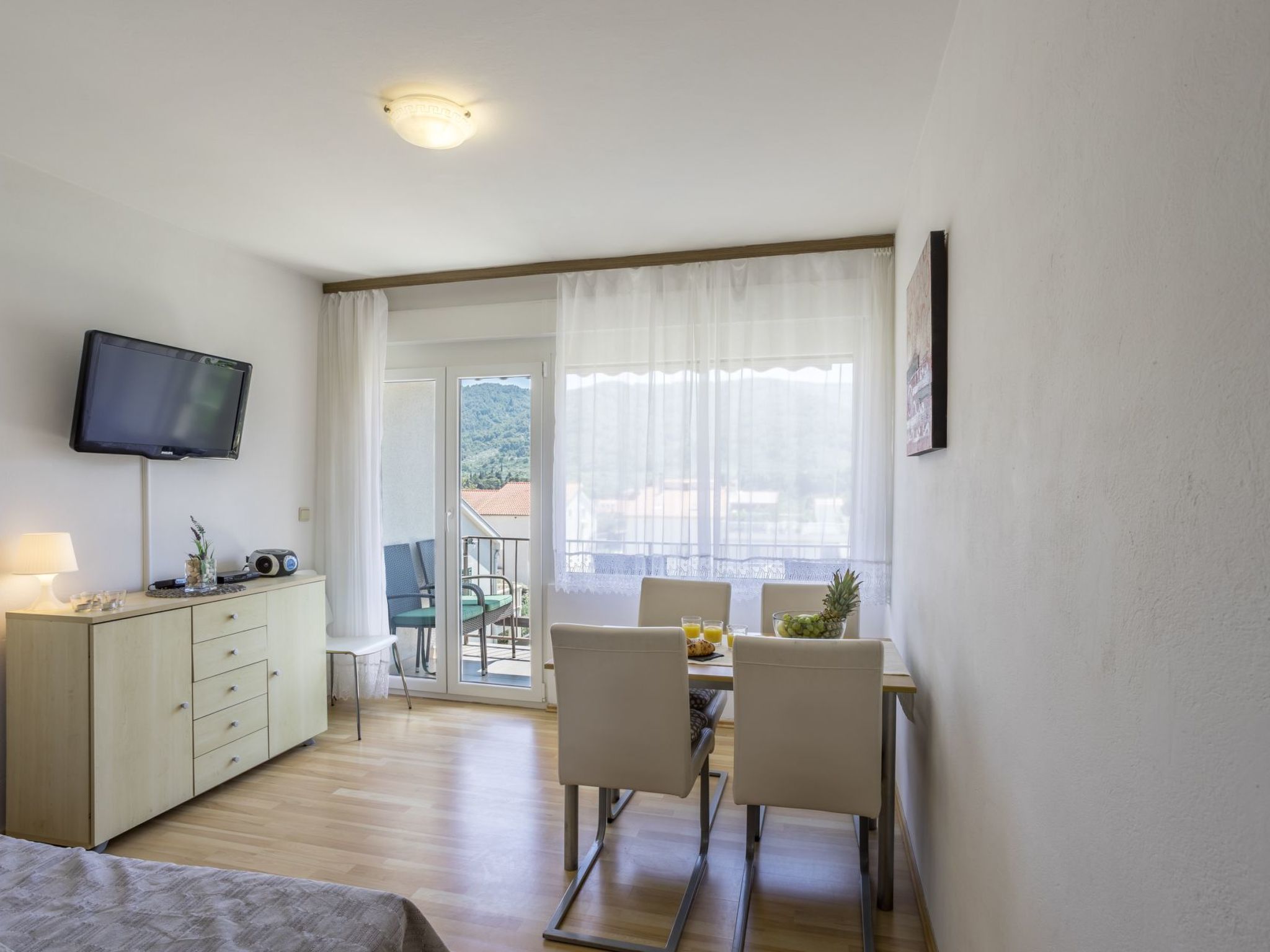 Tihana mit mediterranem Garten-Drinnen