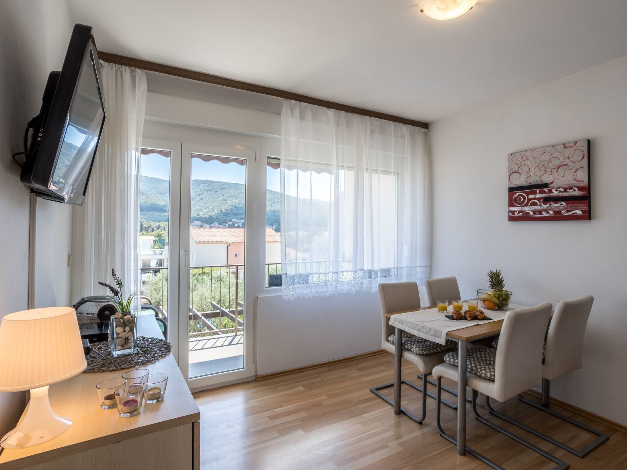 Tihana mit mediterranem Garten-Drinnen