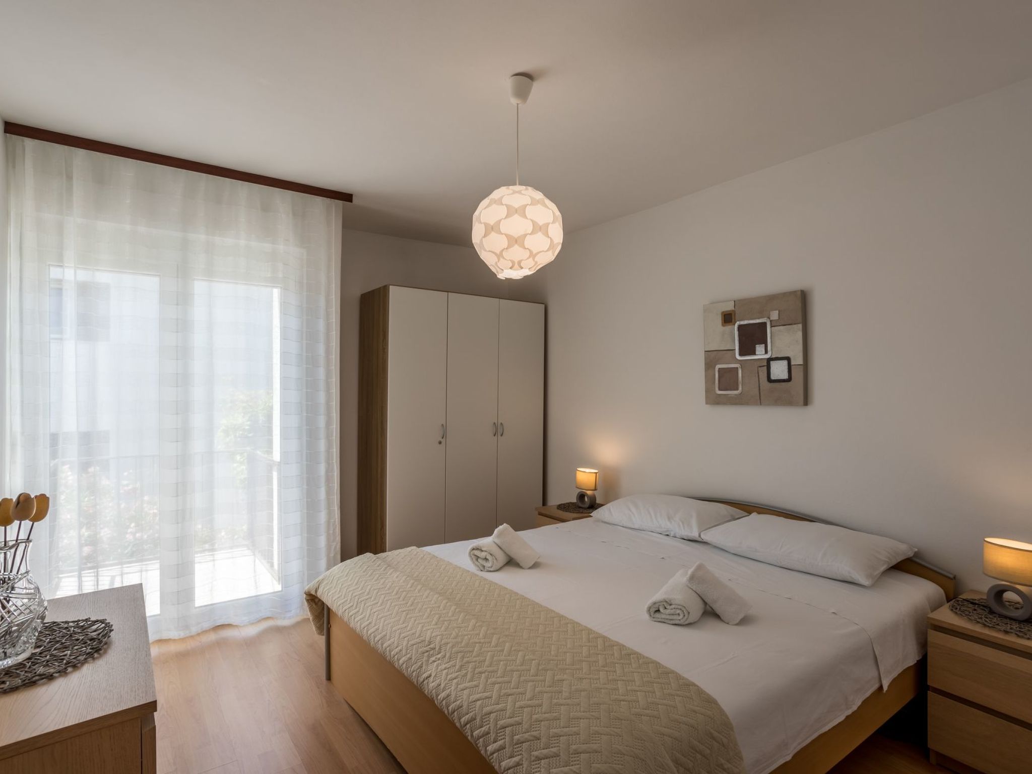 Tihana mit mediterranem Garten-Drinnen