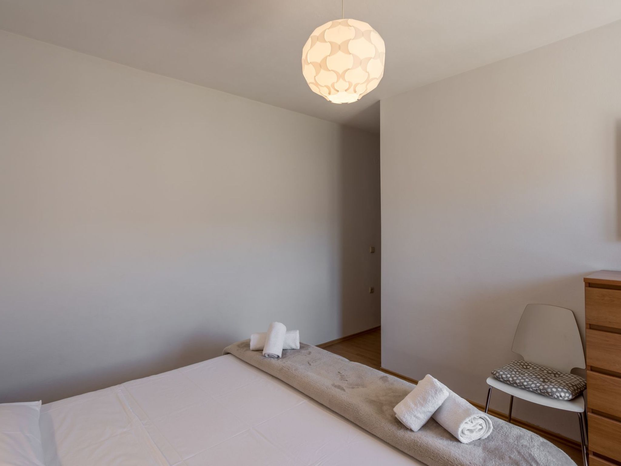 Tihana mit mediterranem Garten-Drinnen