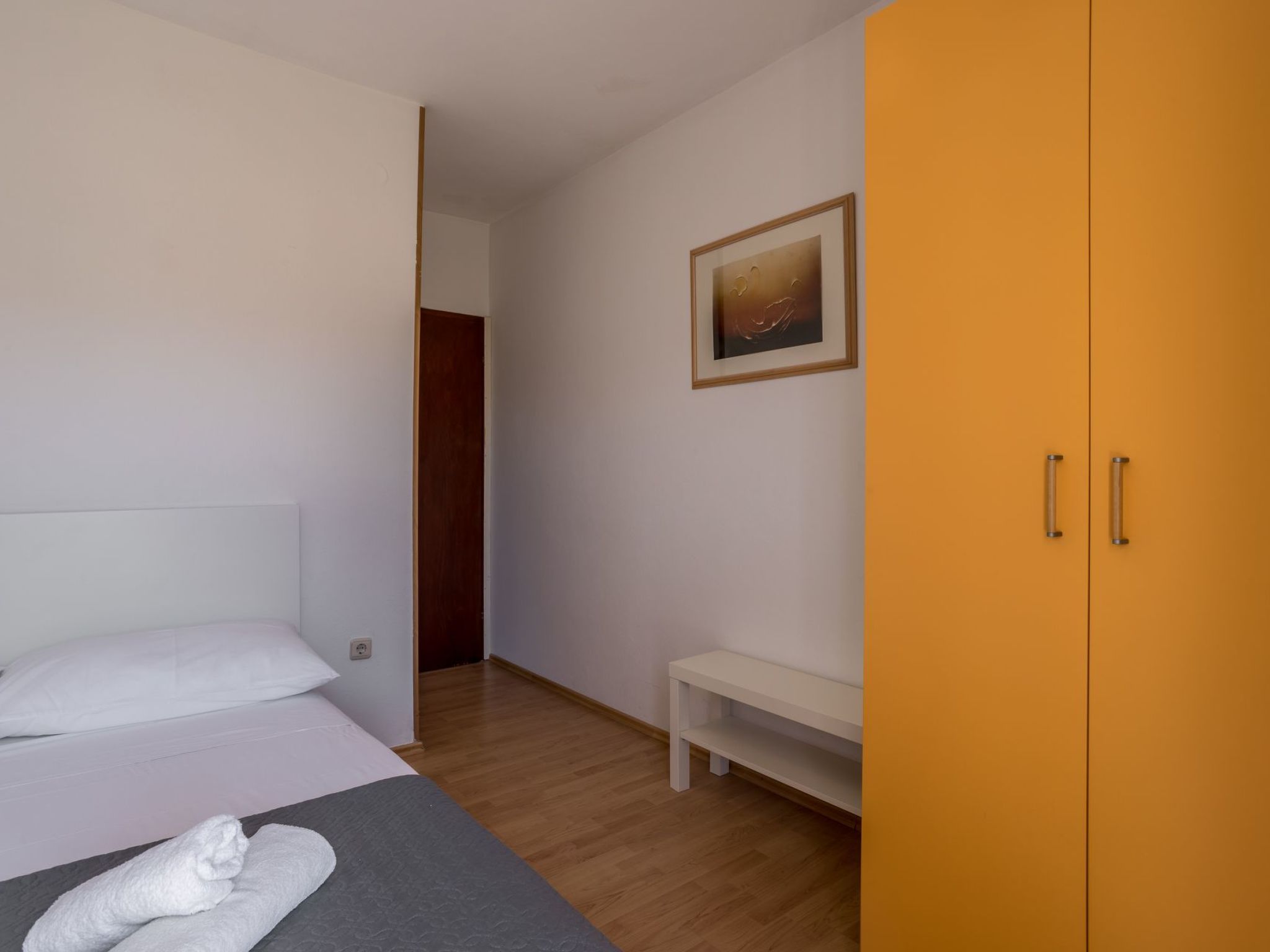 Tihana mit mediterranem Garten-Drinnen