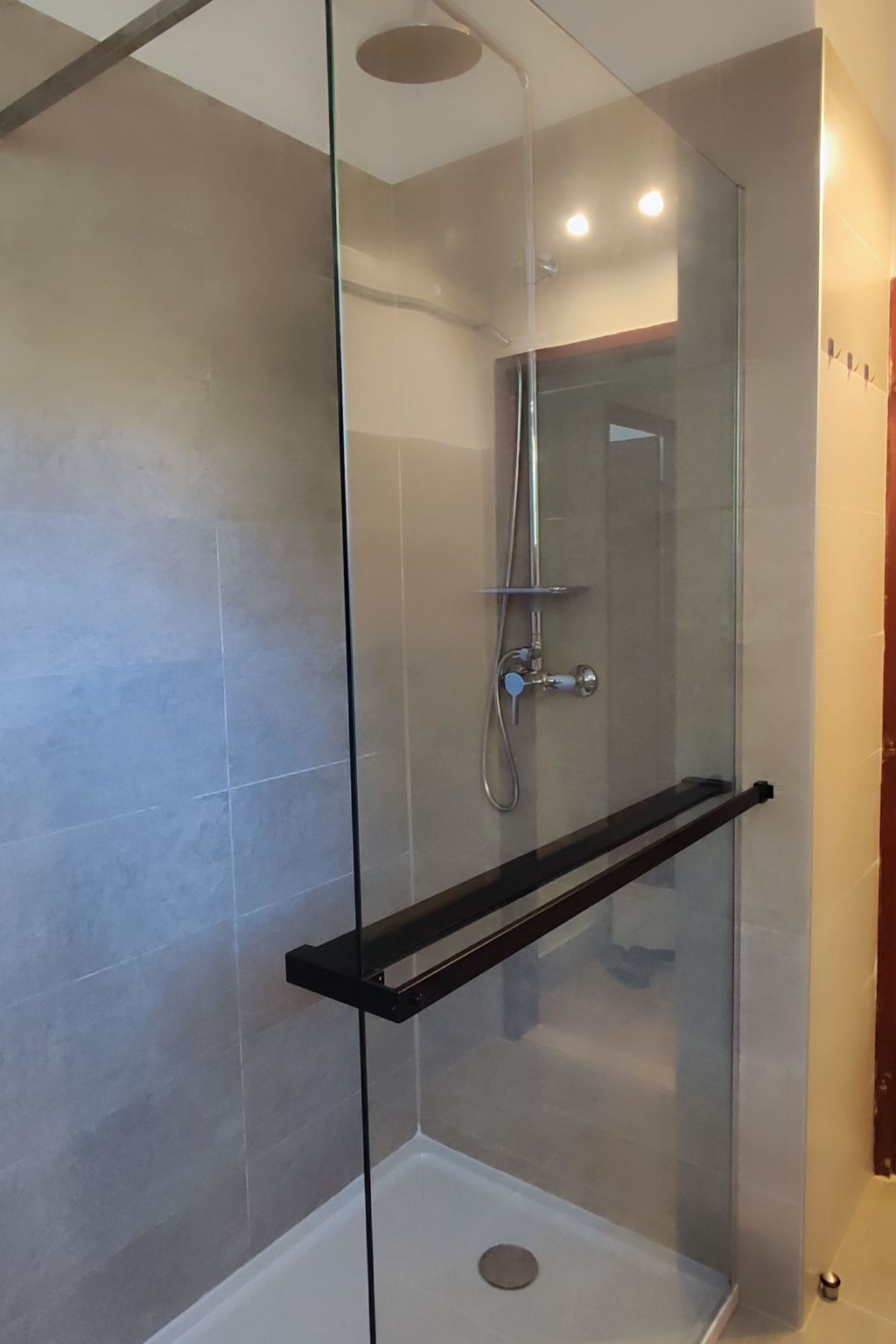 Tihana mit mediterranem Garten-Drinnen