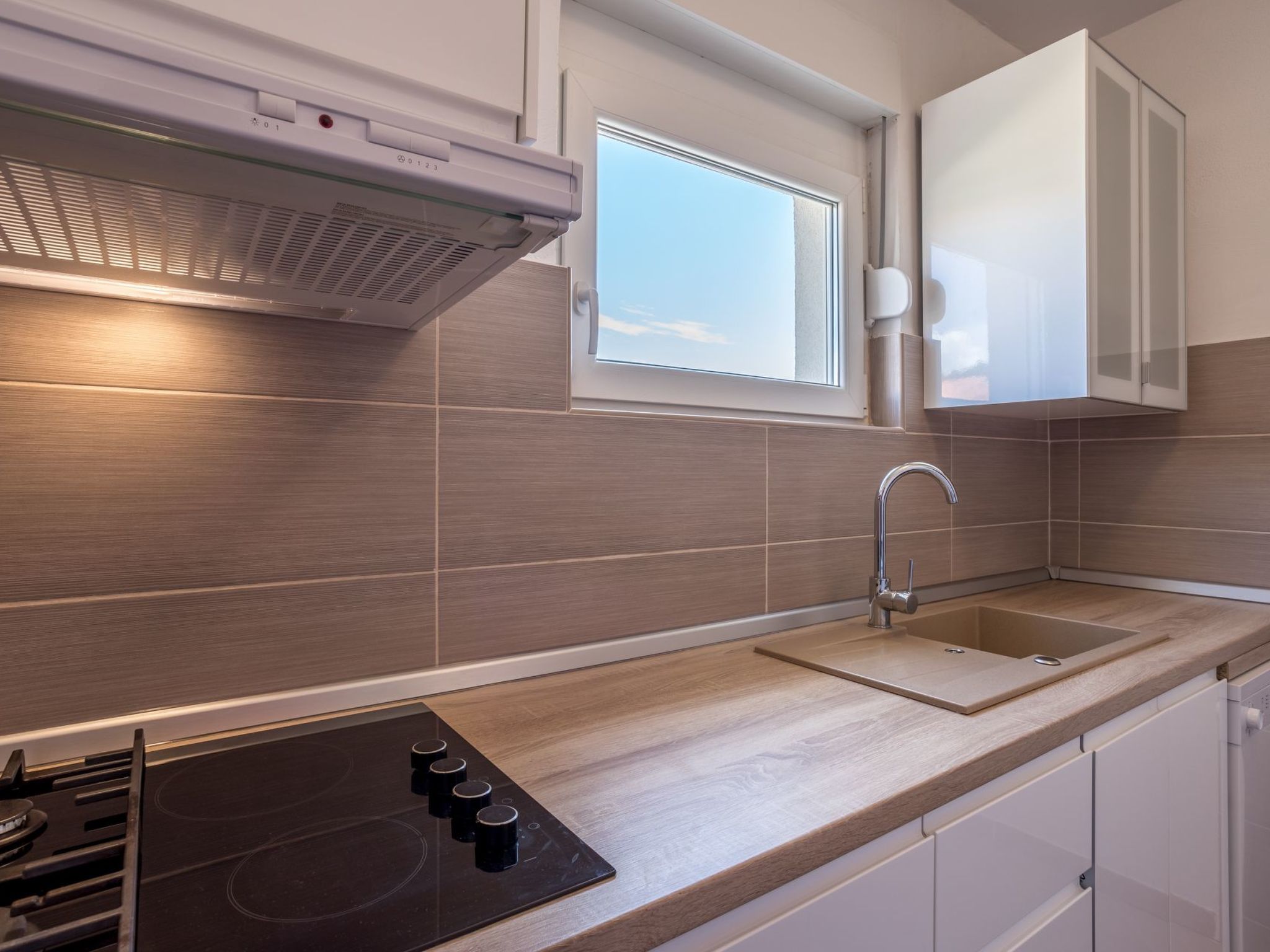 Tihana mit mediterranem Garten-Drinnen