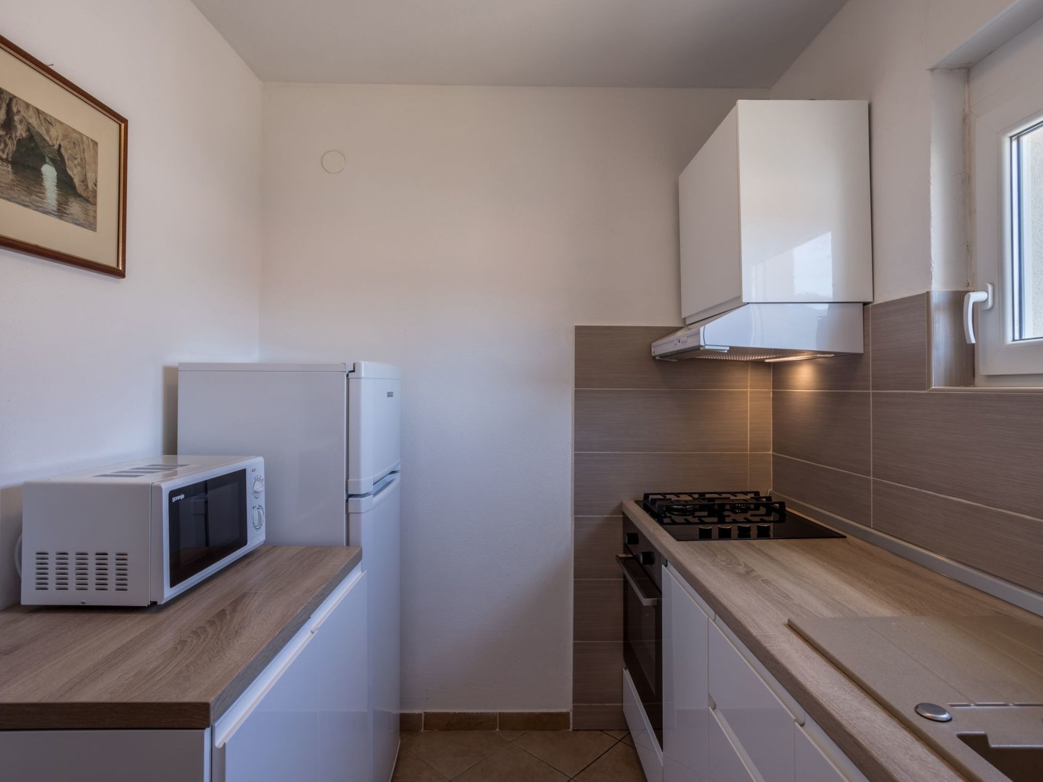 Tihana mit mediterranem Garten-Drinnen