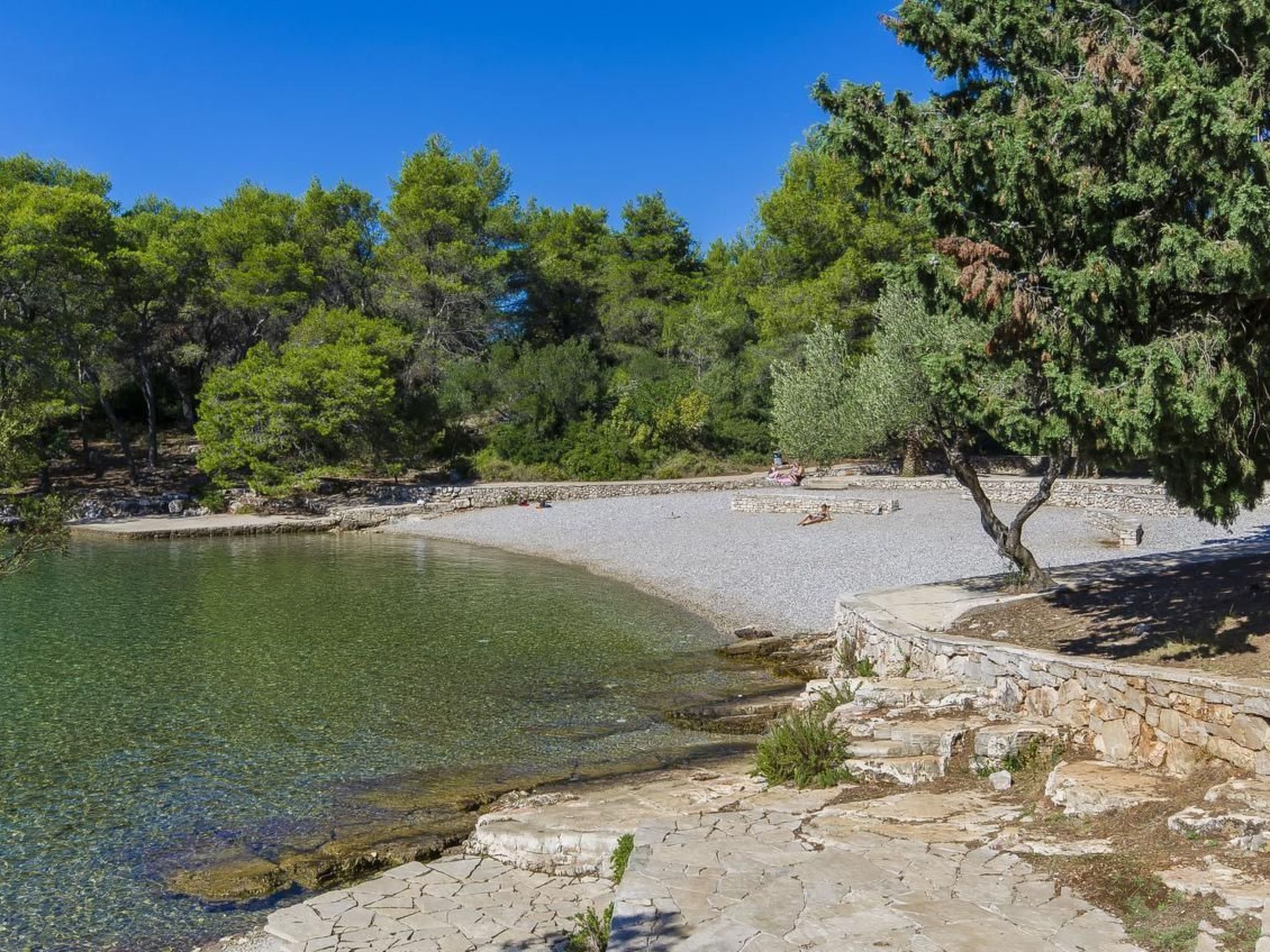 Tihana mit mediterranem Garten-Drinnen