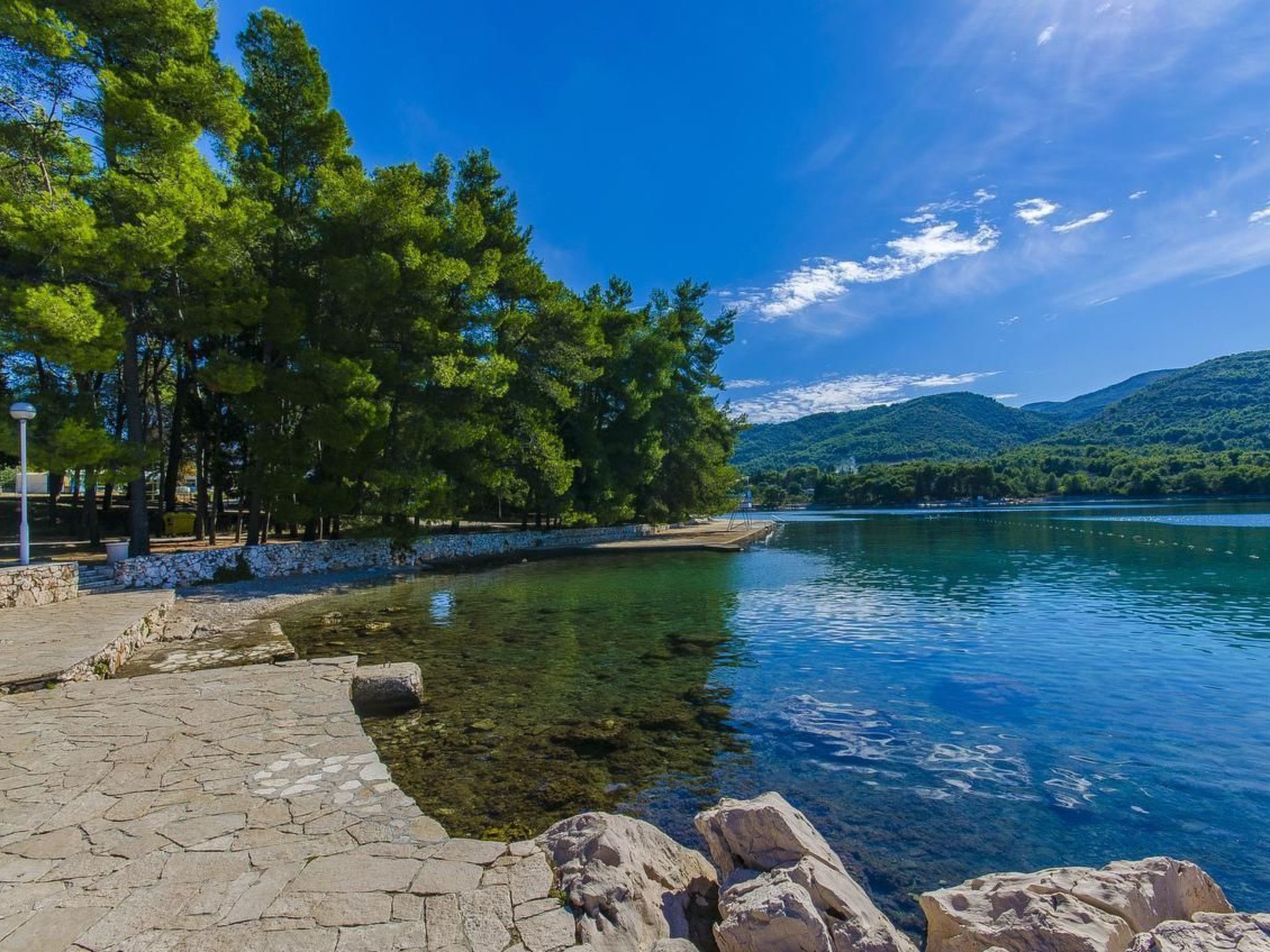 Tihana mit mediterranem Garten-Drinnen