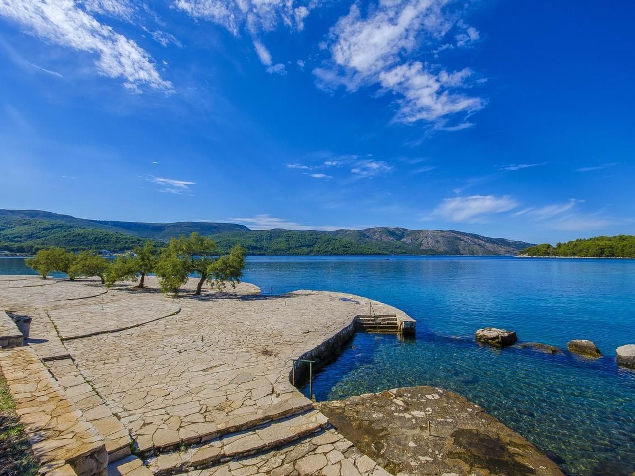 Tihana mit mediterranem Garten-Drinnen