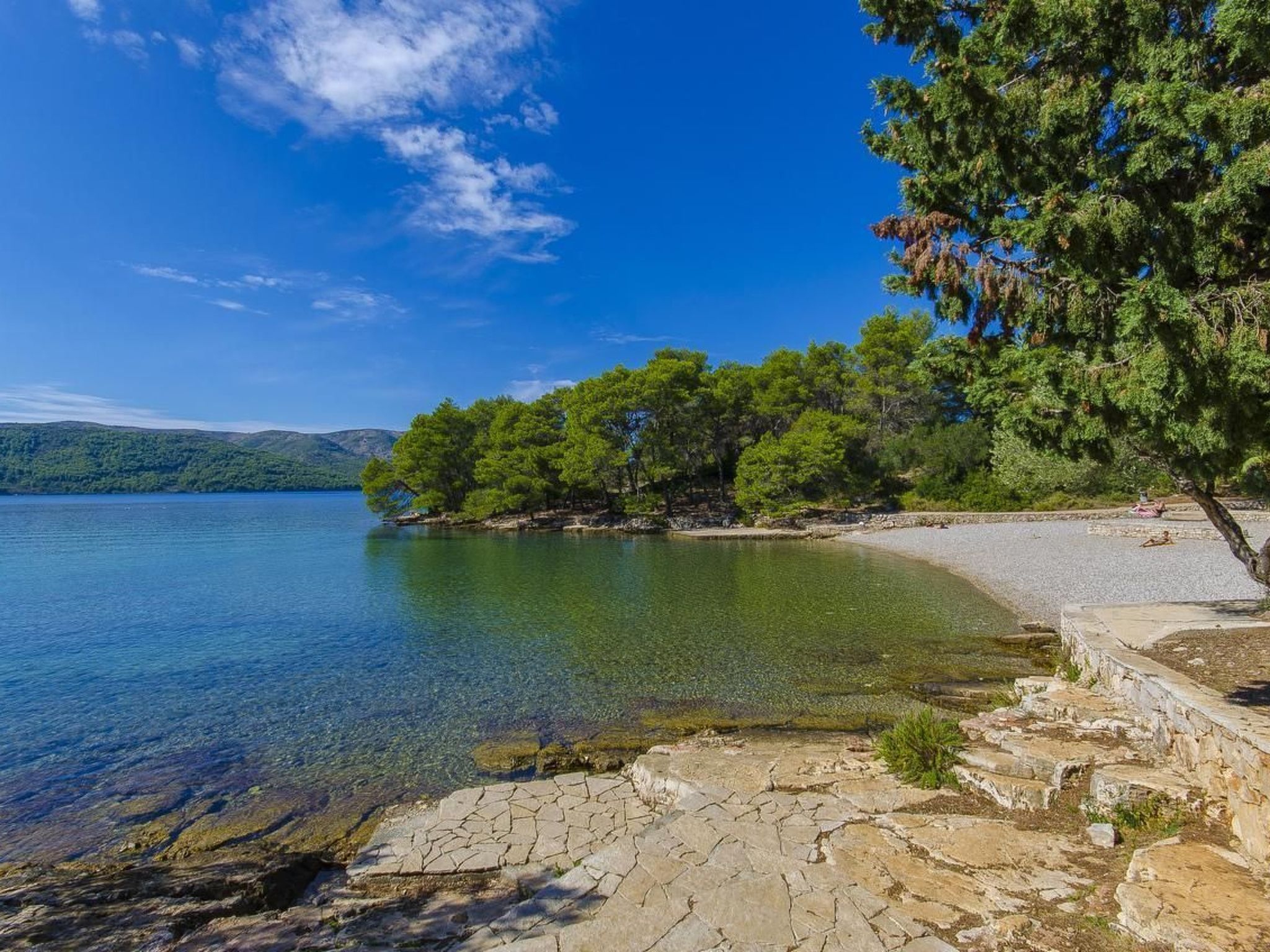 Tihana mit mediterranem Garten-Drinnen