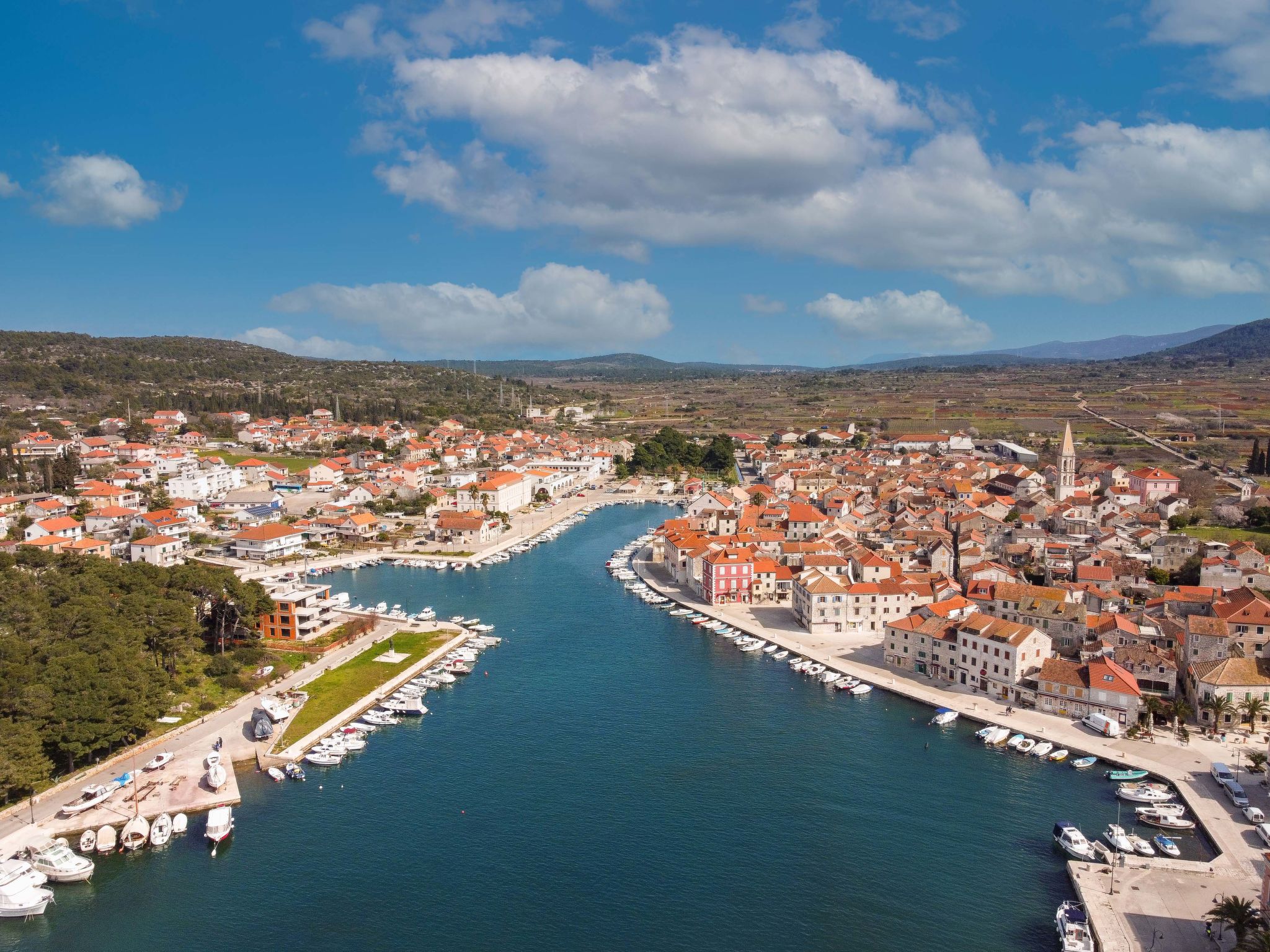 Tihana mit mediterranem Garten-Umgebung