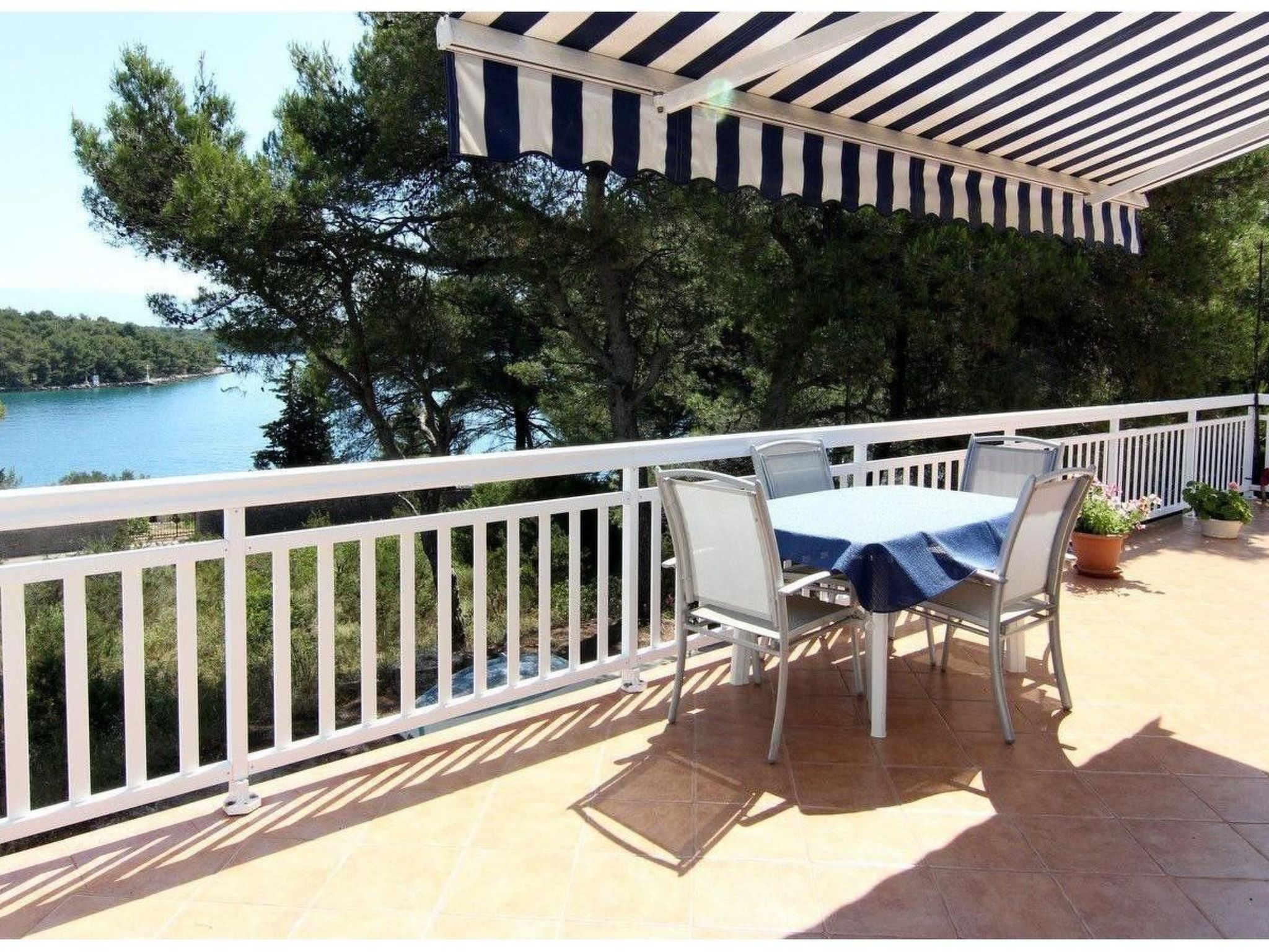 "Amphora" mit Blick auf das Wasser