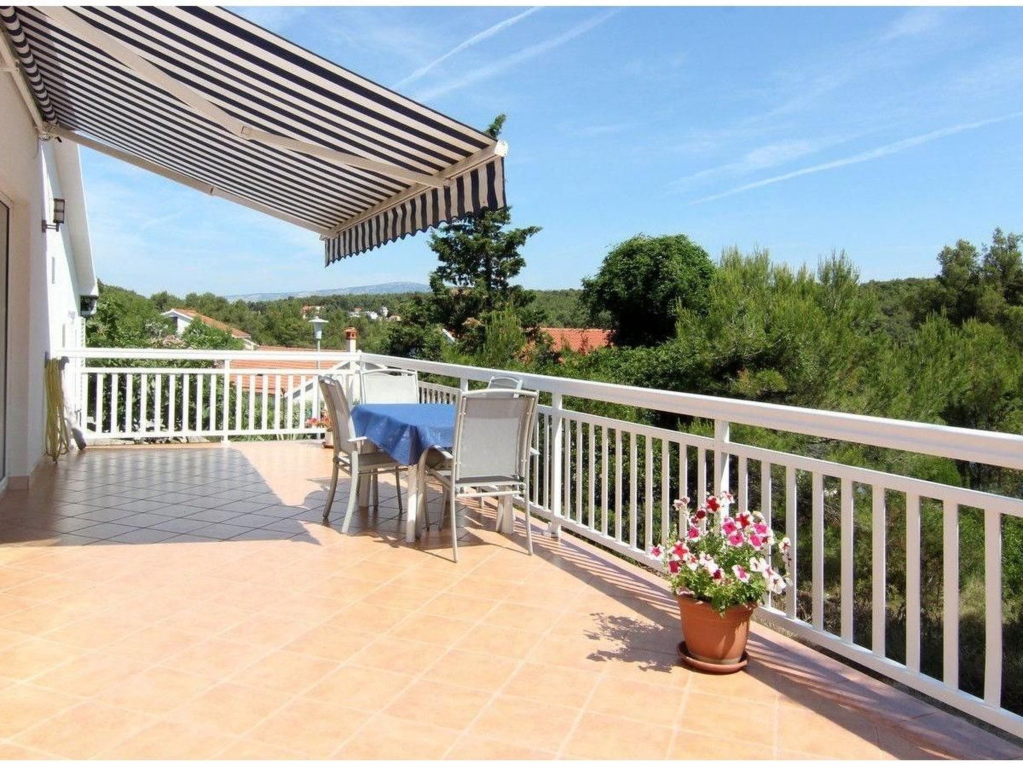 "Amphora" mit Blick auf das Wasser