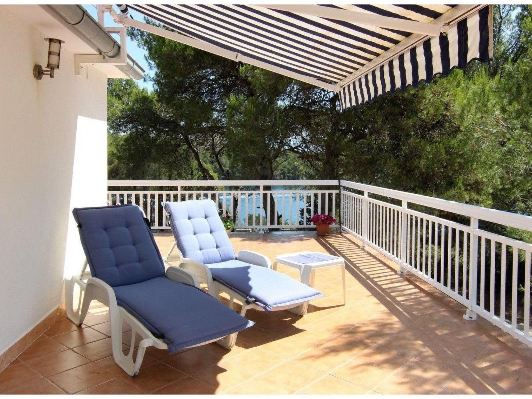 "Amphora" mit Blick auf das Wasser