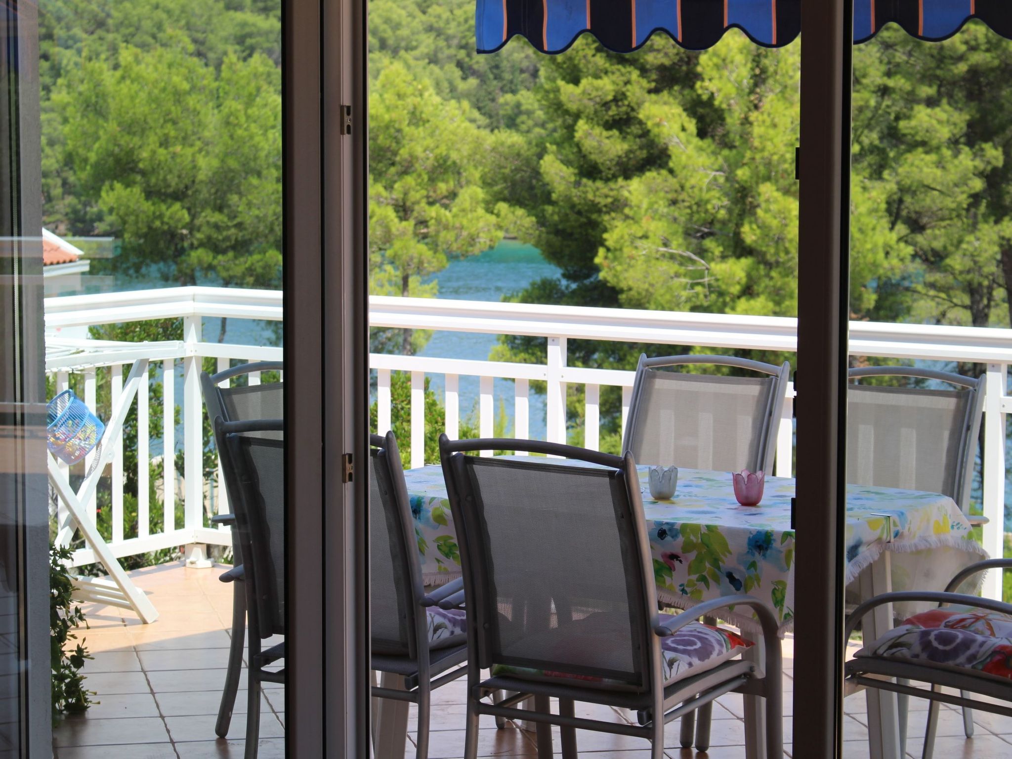 "Amphora" mit Blick auf das Wasser-Image-tags.info