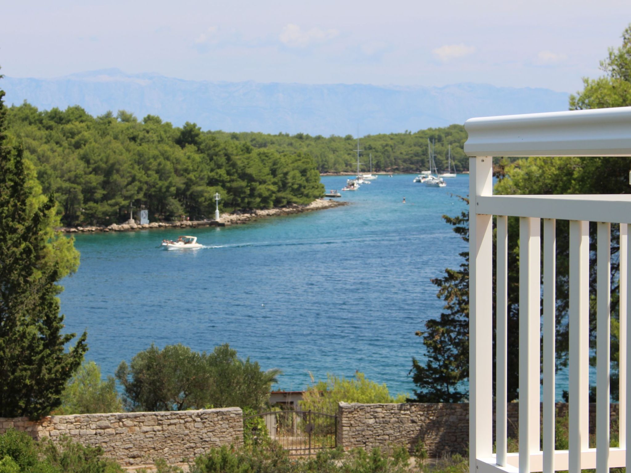 "Amphora" mit Blick auf das Wasser-Image-tags.info
