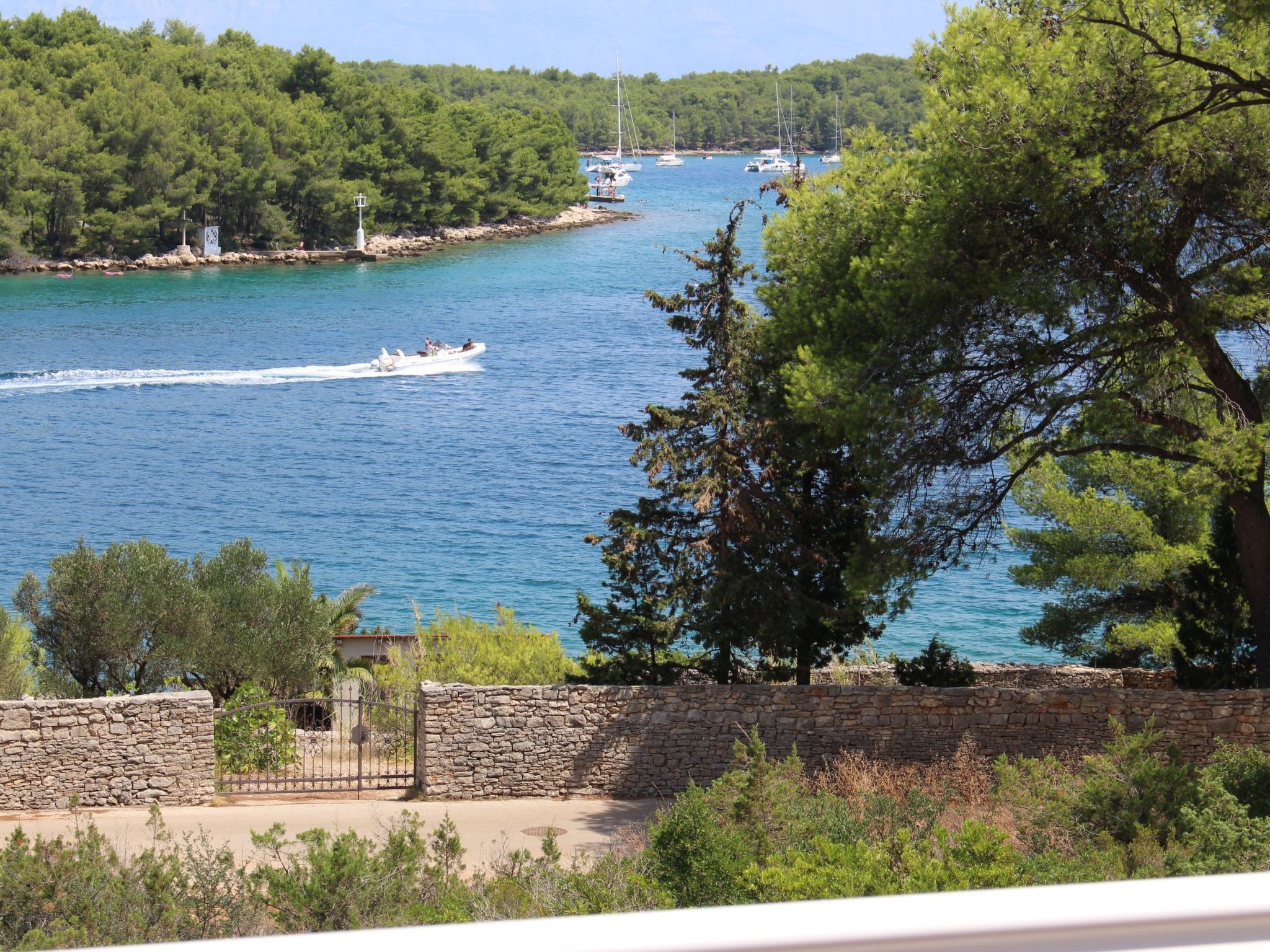 "Amphora" mit Blick auf das Wasser-Image-tags.info