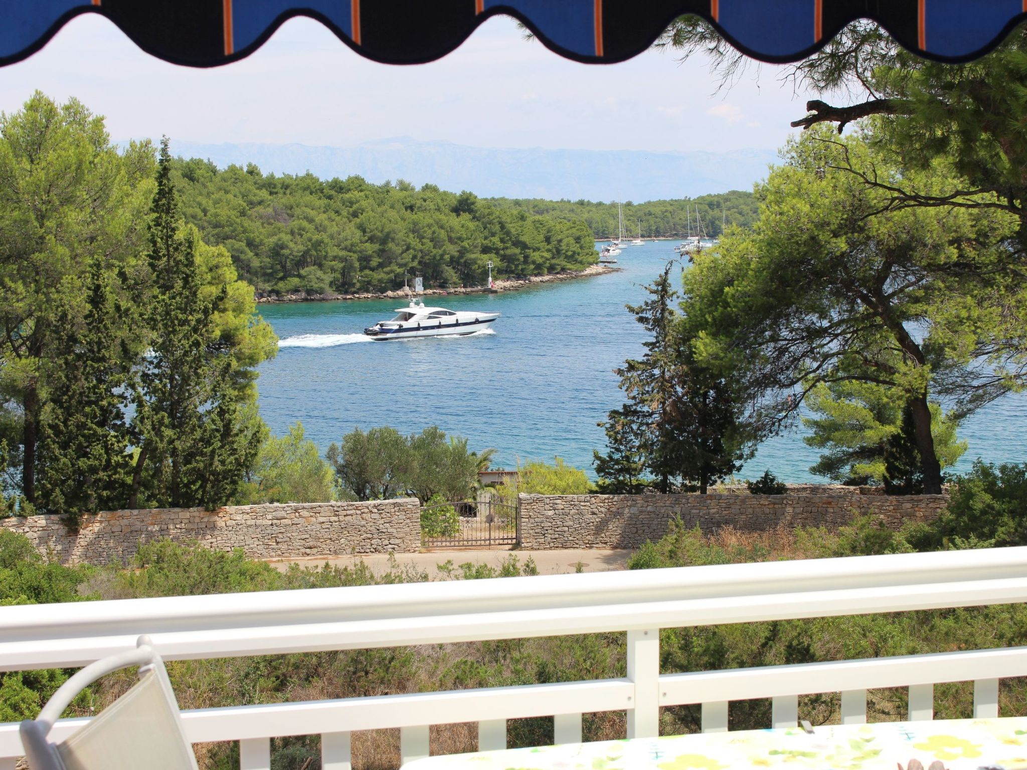 "Amphora" mit Blick auf das Wasser-Image-tags.info