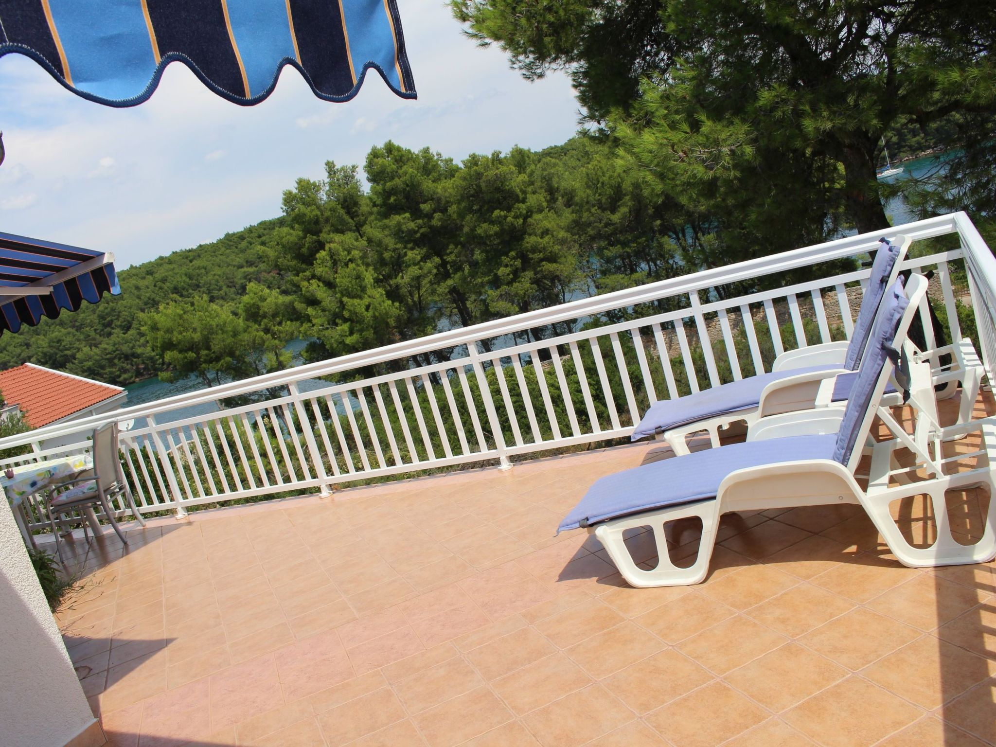 "Amphora" mit Blick auf das Wasser-Image-tags.info