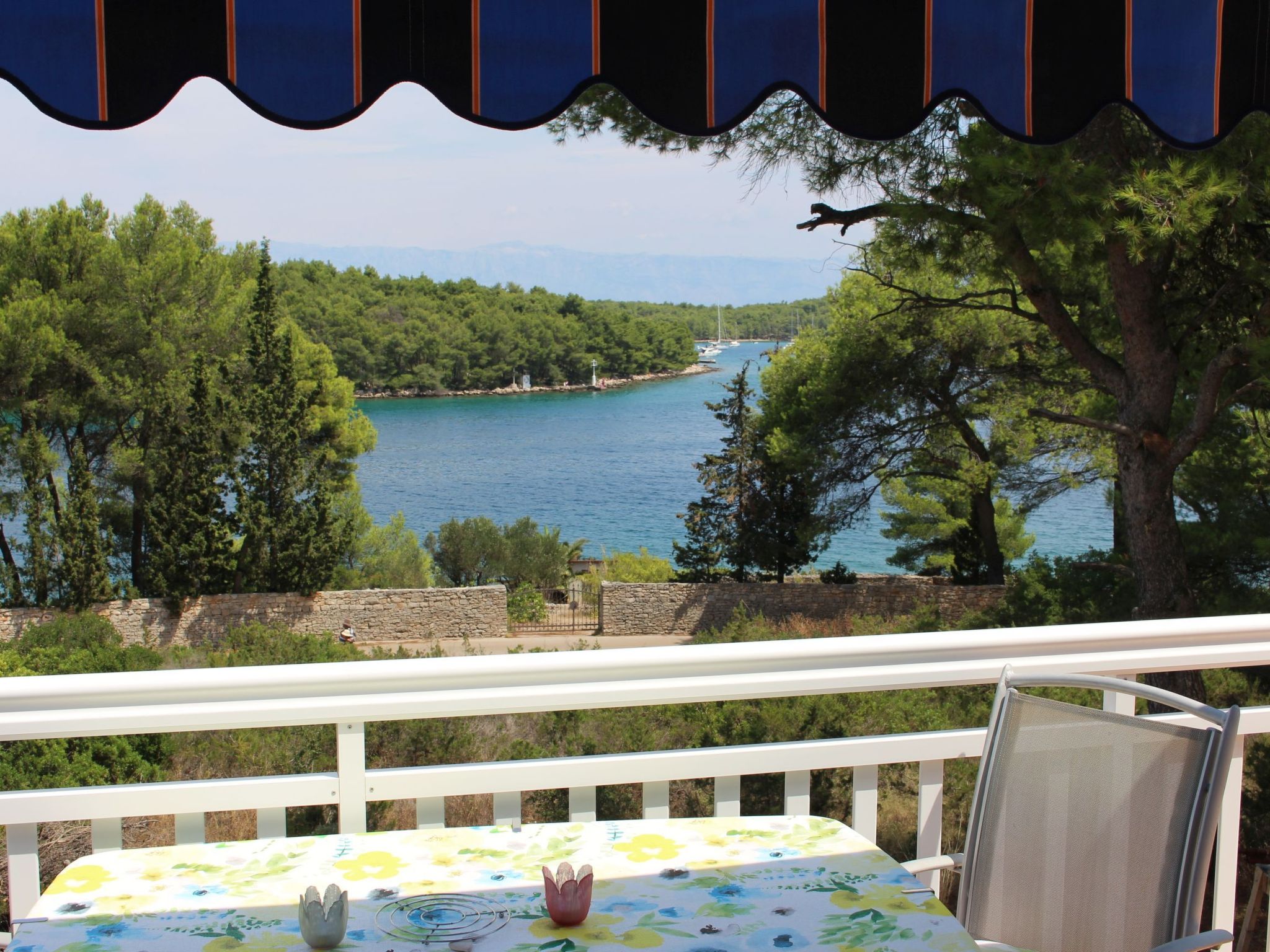 "Amphora" mit Blick auf das Wasser-Image-tags.info