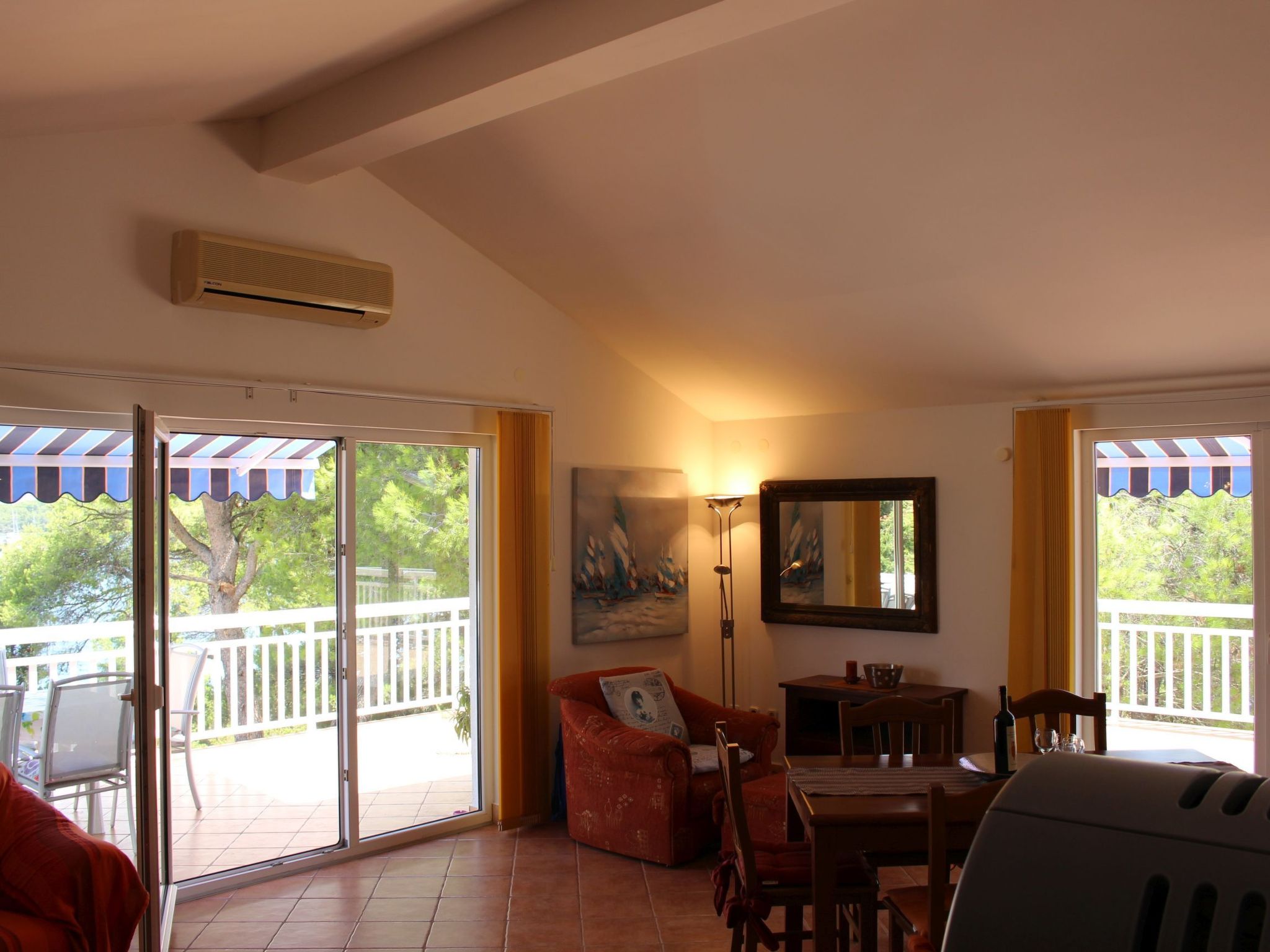 "Amphora" mit Blick auf das Wasser-Image-tags.info