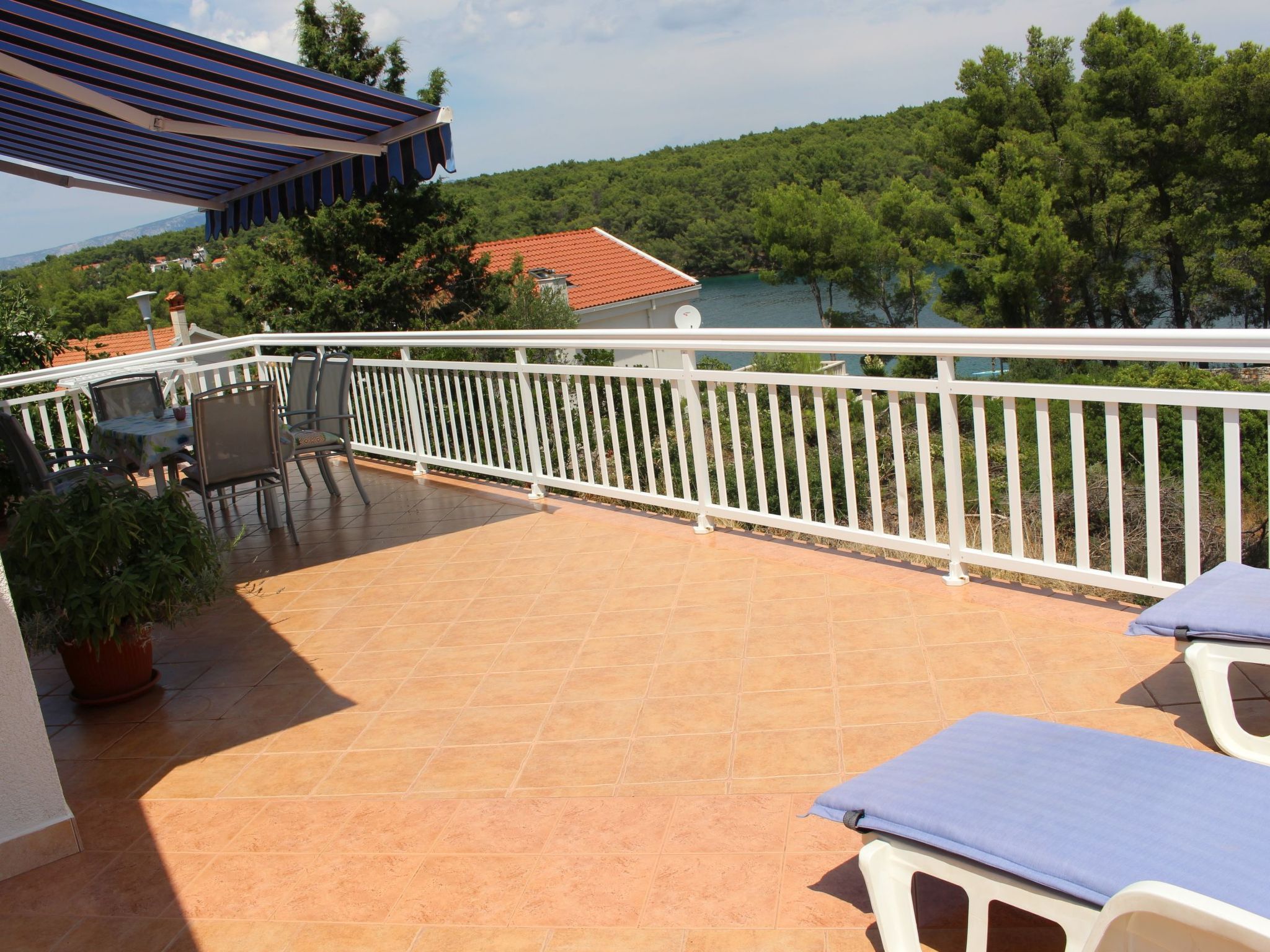 "Amphora" mit Blick auf das Wasser-Image-tags.info