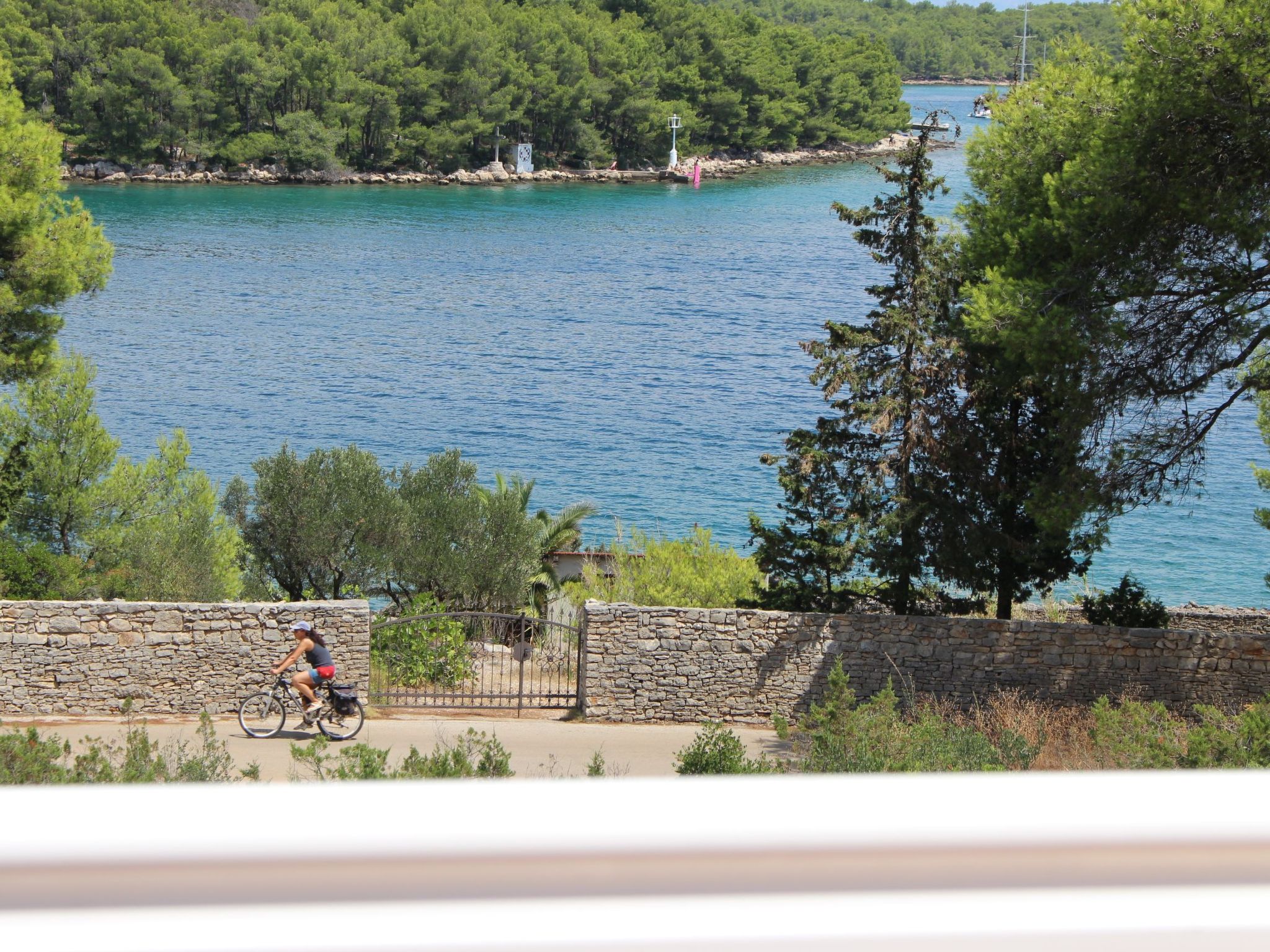 "Amphora" mit Blick auf das Wasser-Image-tags.info